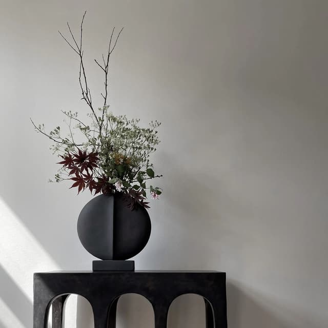 Guggenheim Vase Black Mini