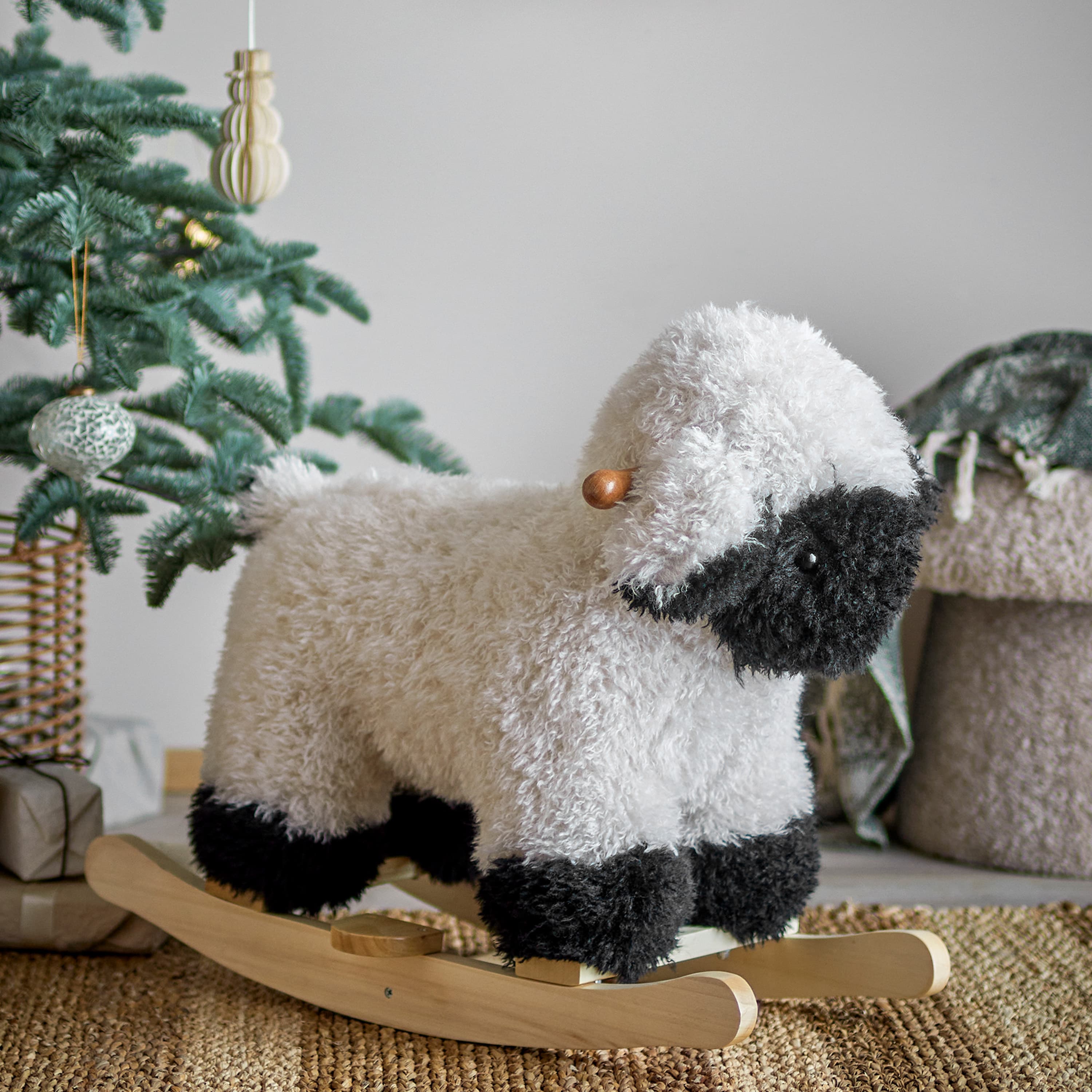 Dolly Får Schaukelpferd Weiß