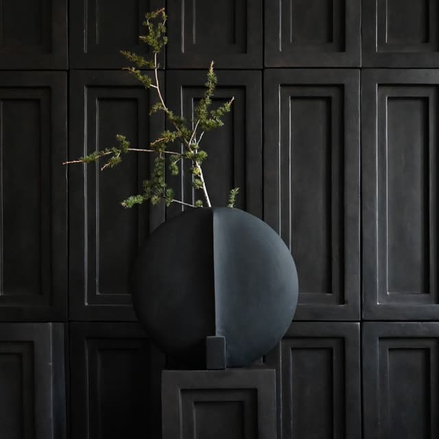 Guggenheim Vase Black Large