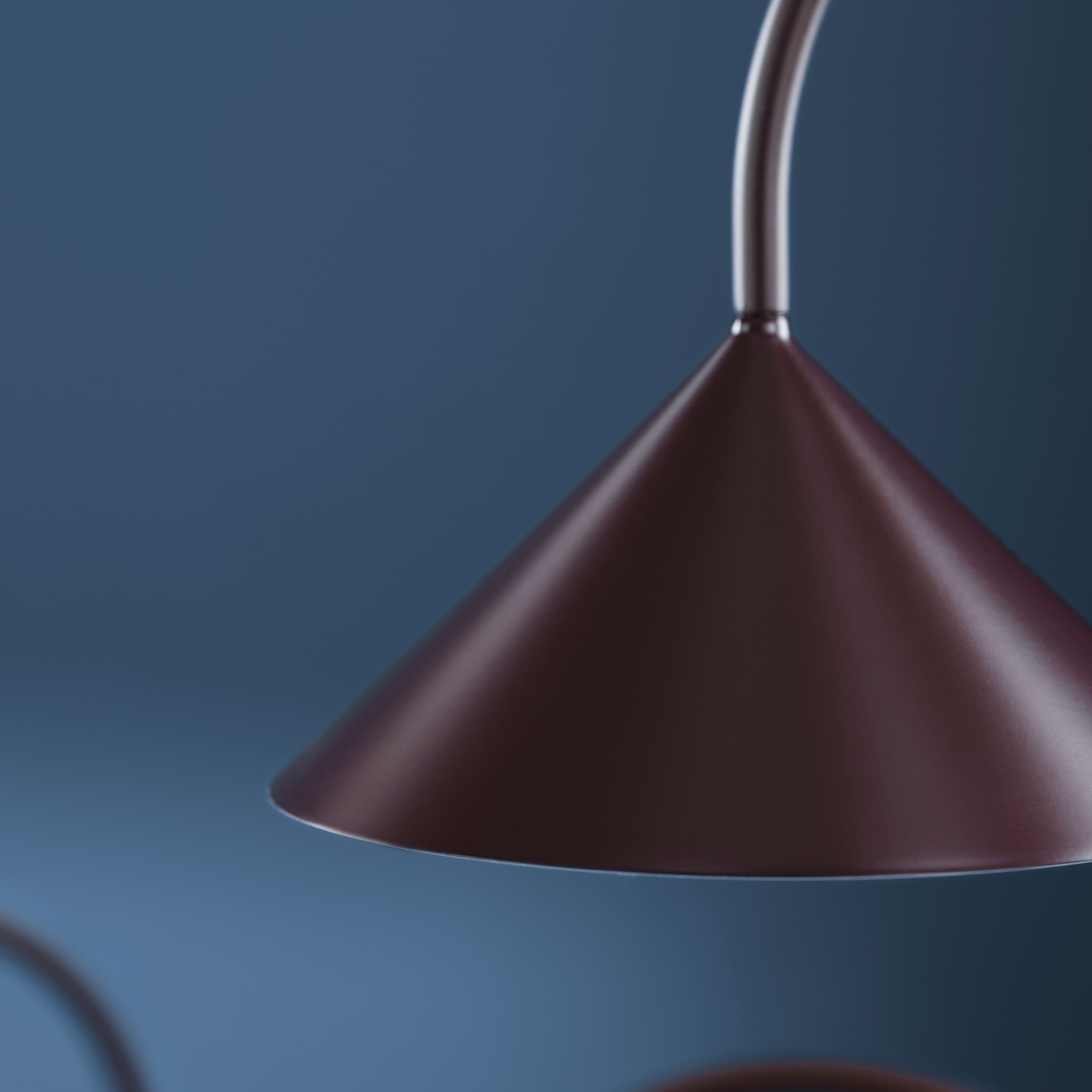 Grasp Tragbare Tischlampe Matt Beetroot 72cm