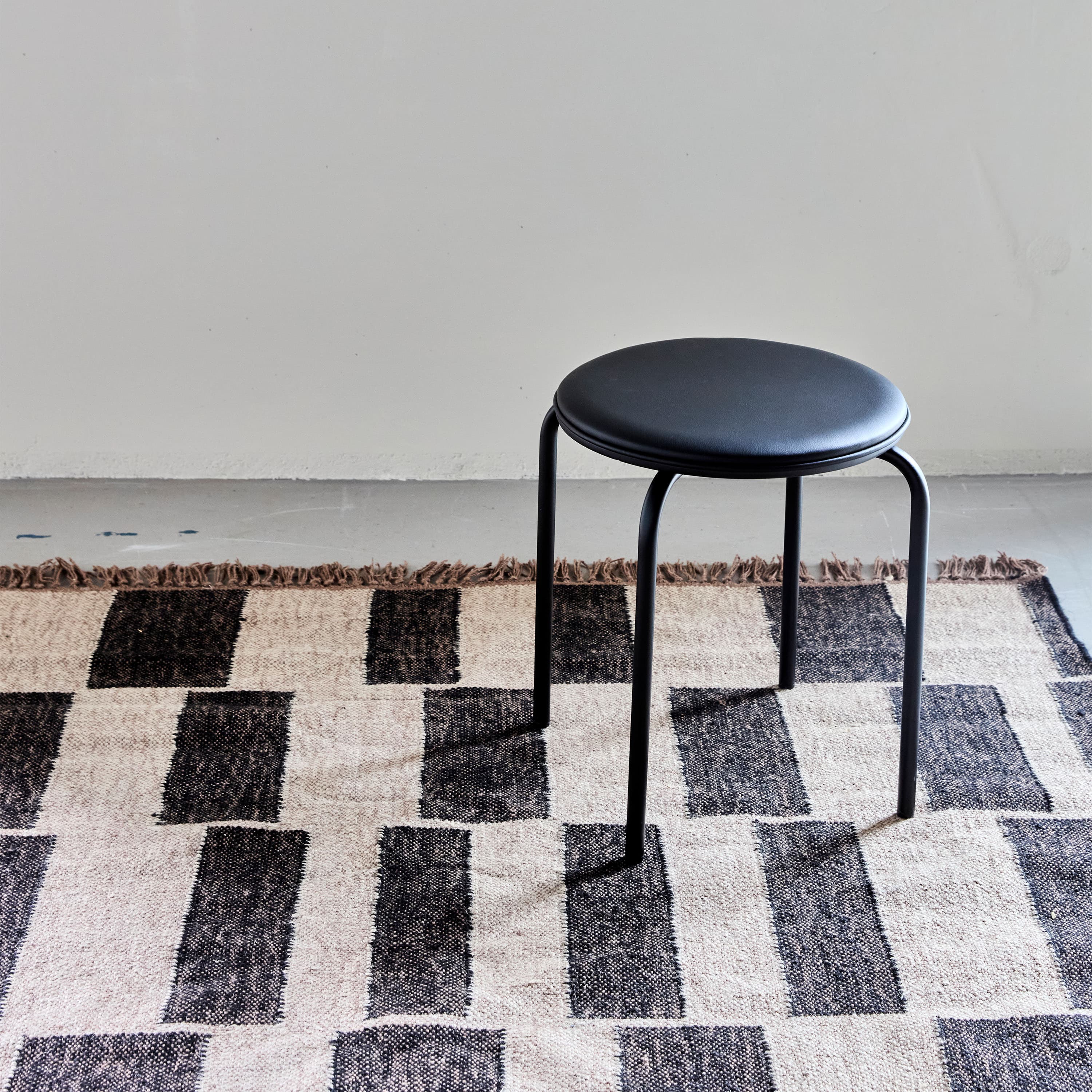 Pova Pall Svart 37x45