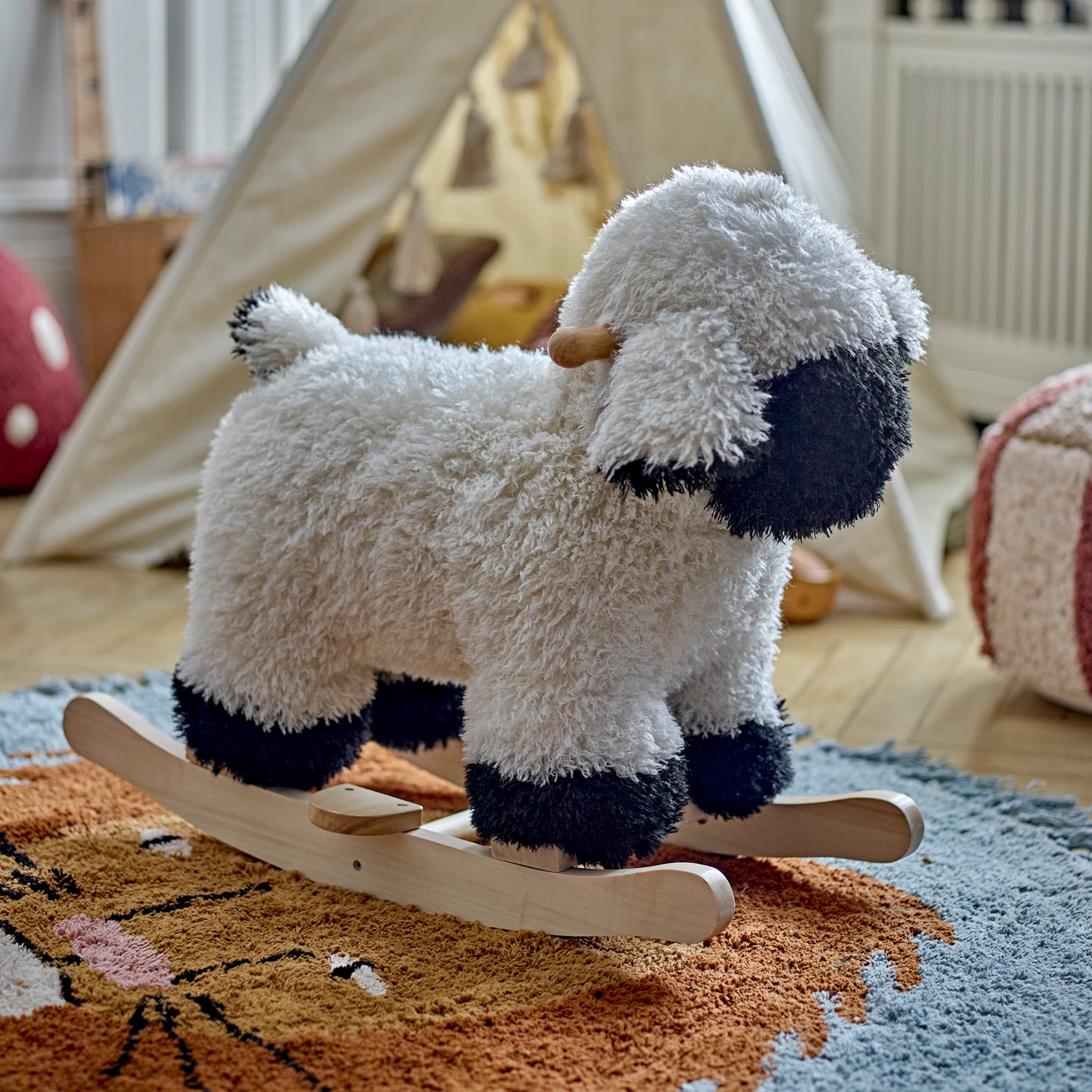 Dolly Får Schaukelpferd Weiß