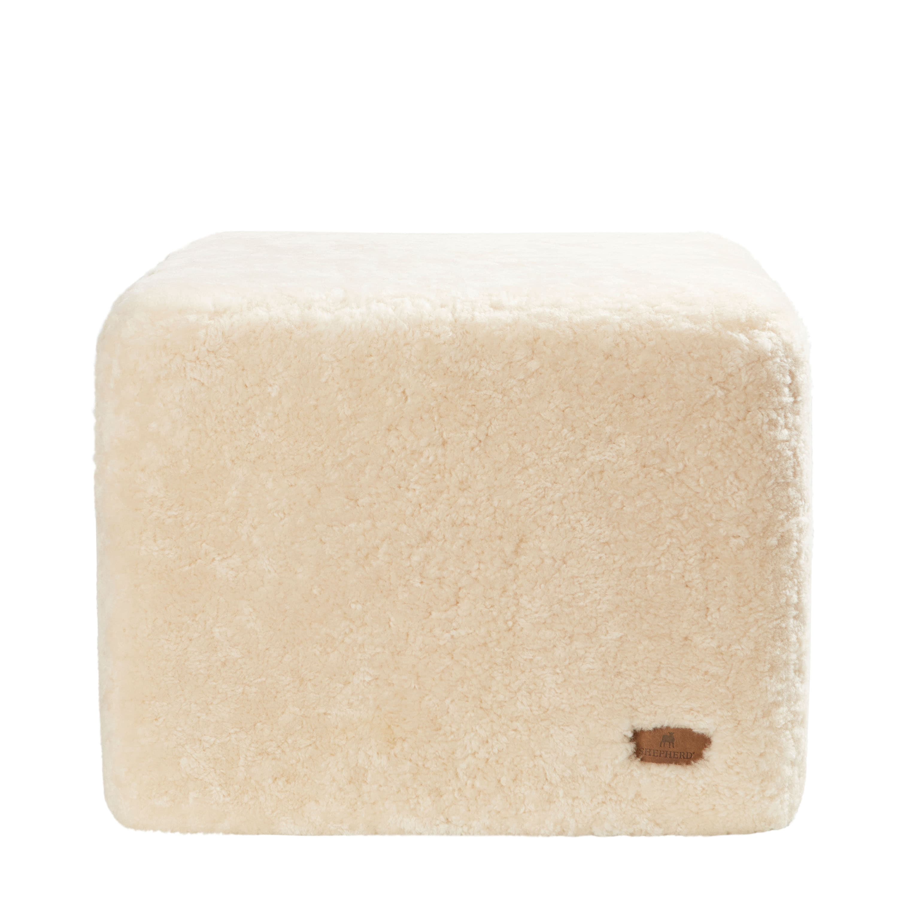 Emma Sitzpuff Schaffell Creme 40x40