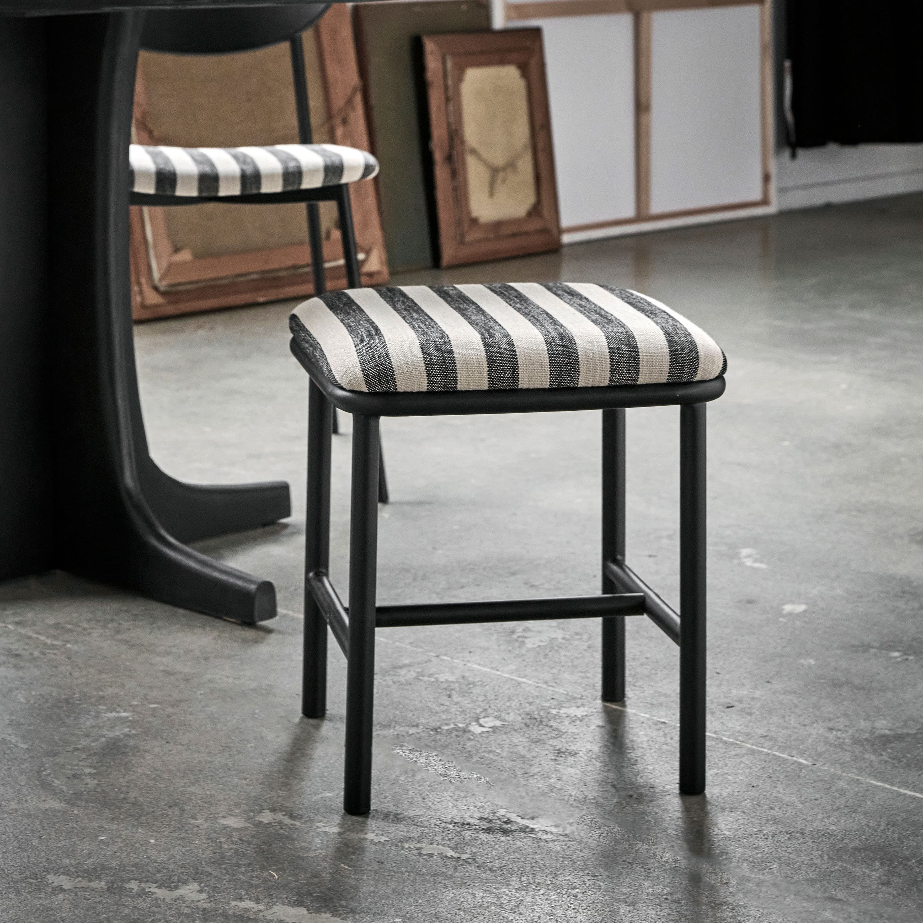 Toda Hocker Schwarz 45 cm
