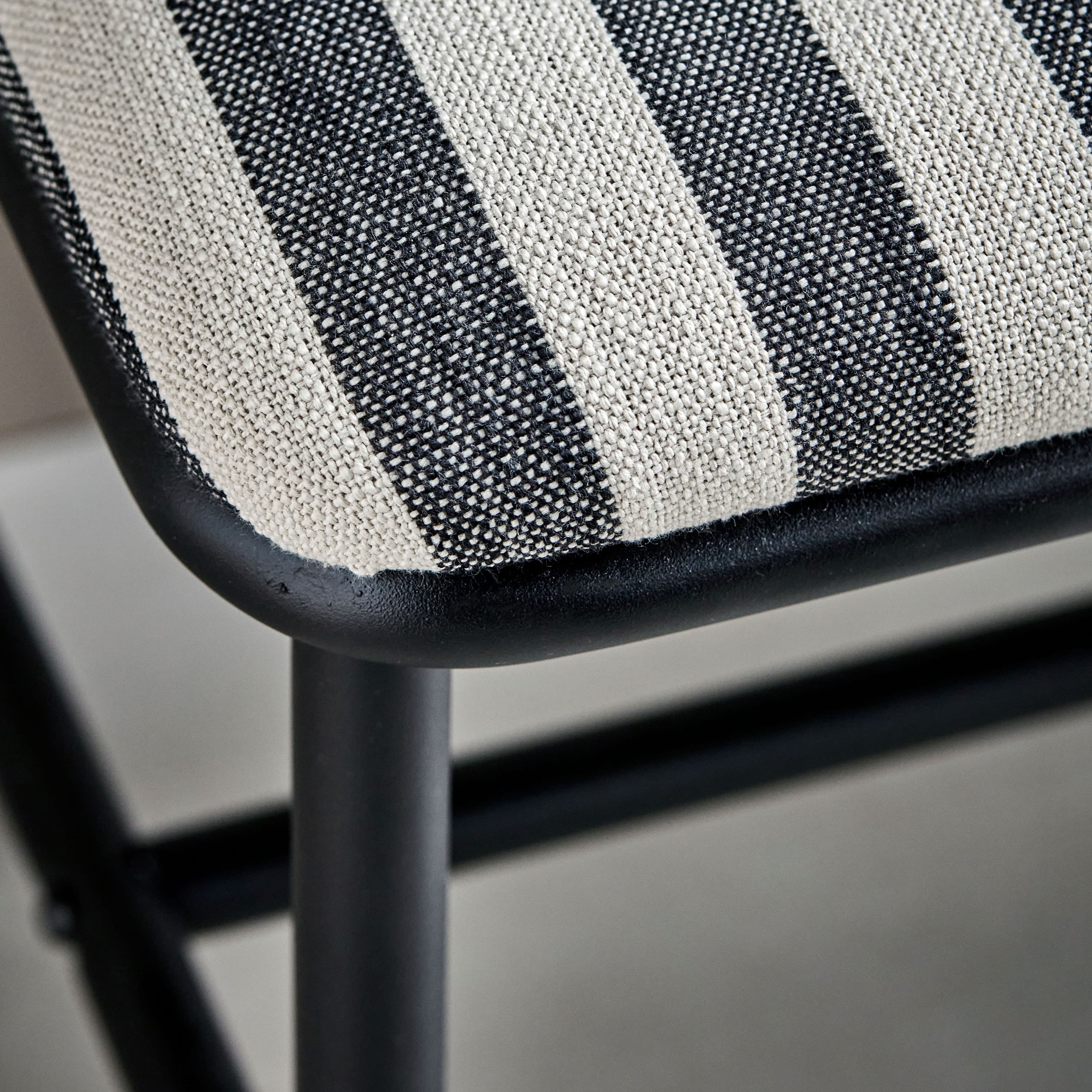 Toda Hocker Schwarz 45 cm