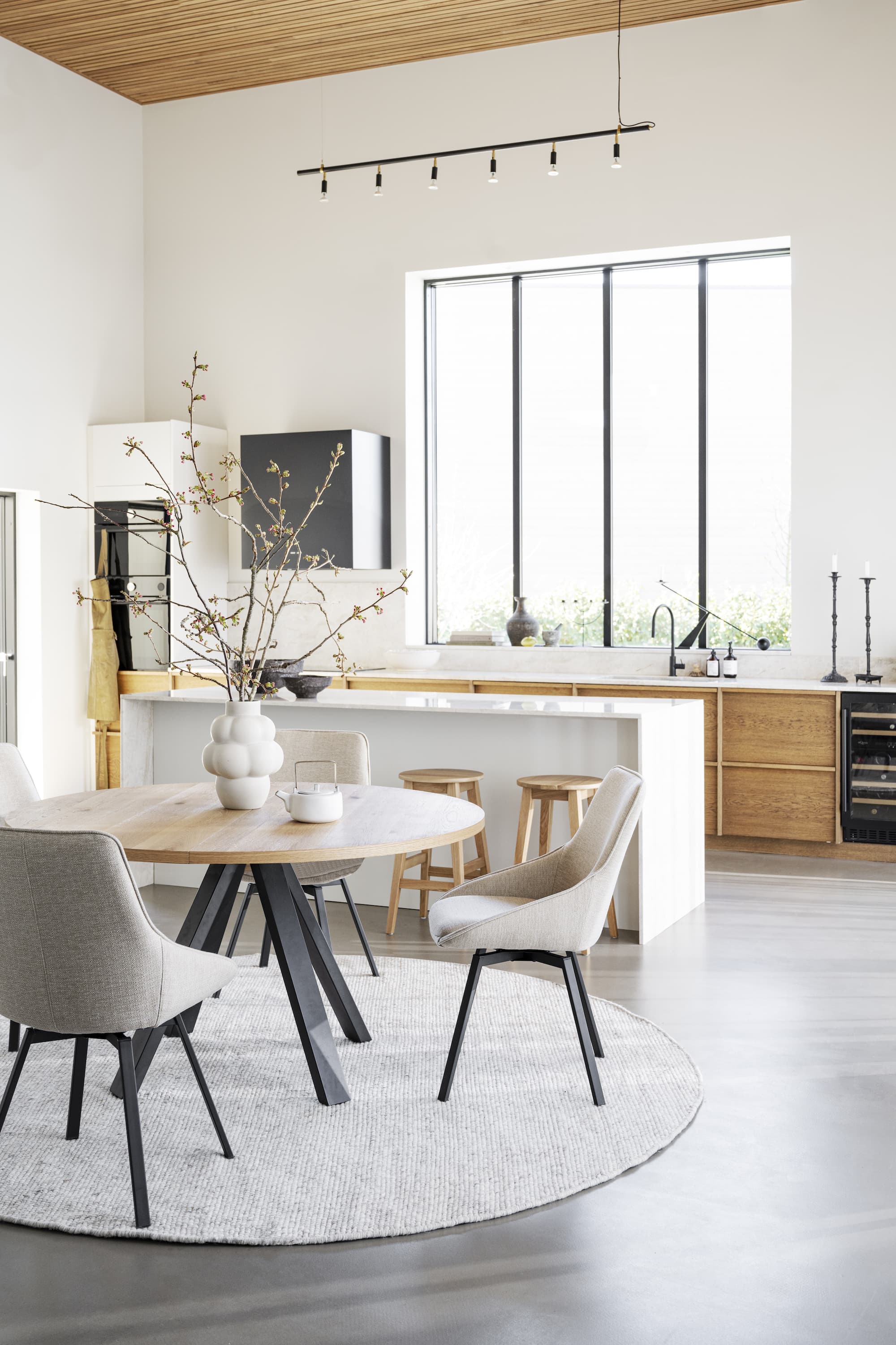 Maddock Dining Table Oak/Black Ø135