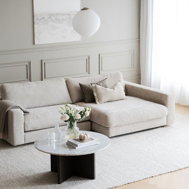 Duncan 3-Sitzer Sofa mit Recamiere rechts, in Hellgrau.
