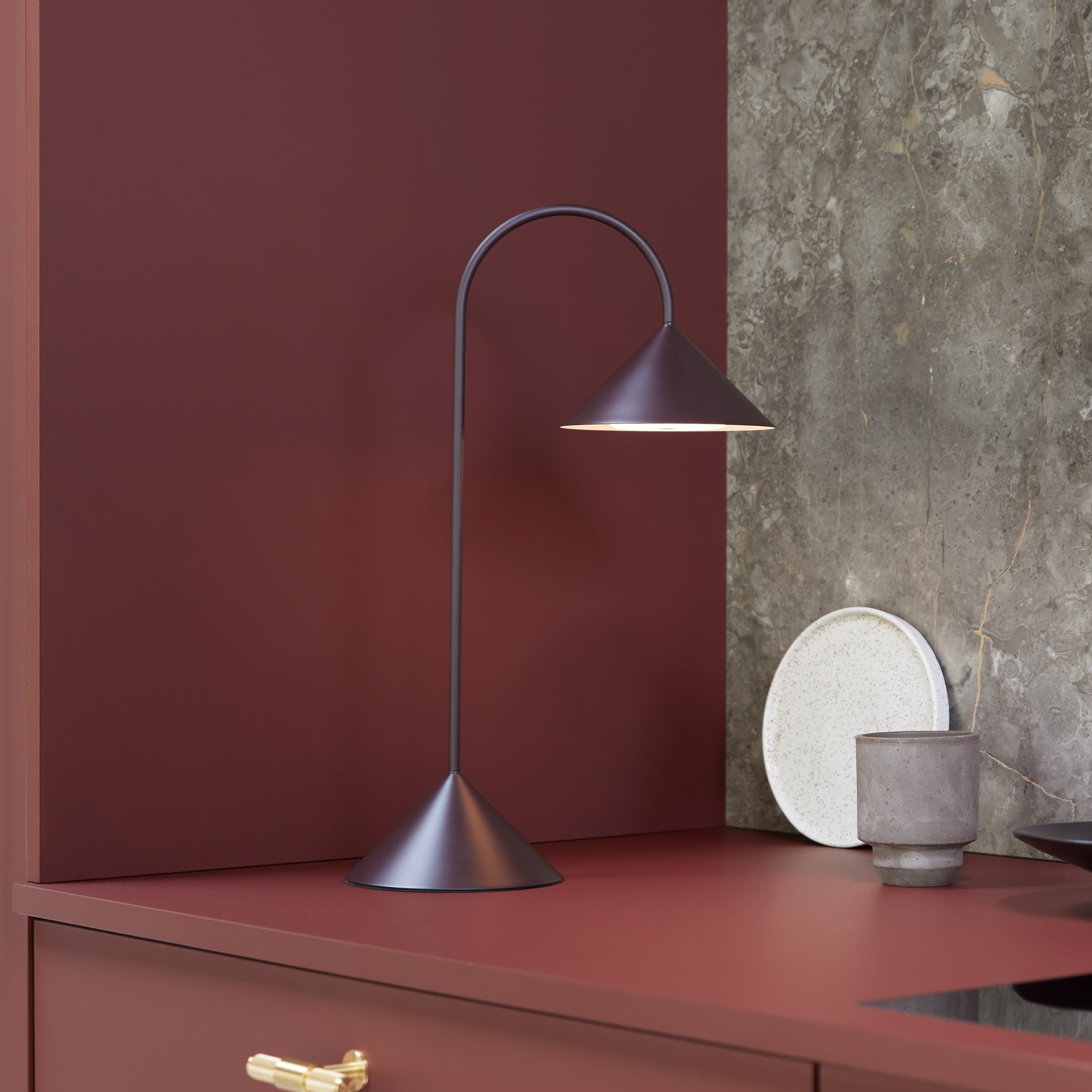 Grasp Tragbare Tischlampe Matt Beetroot 47cm