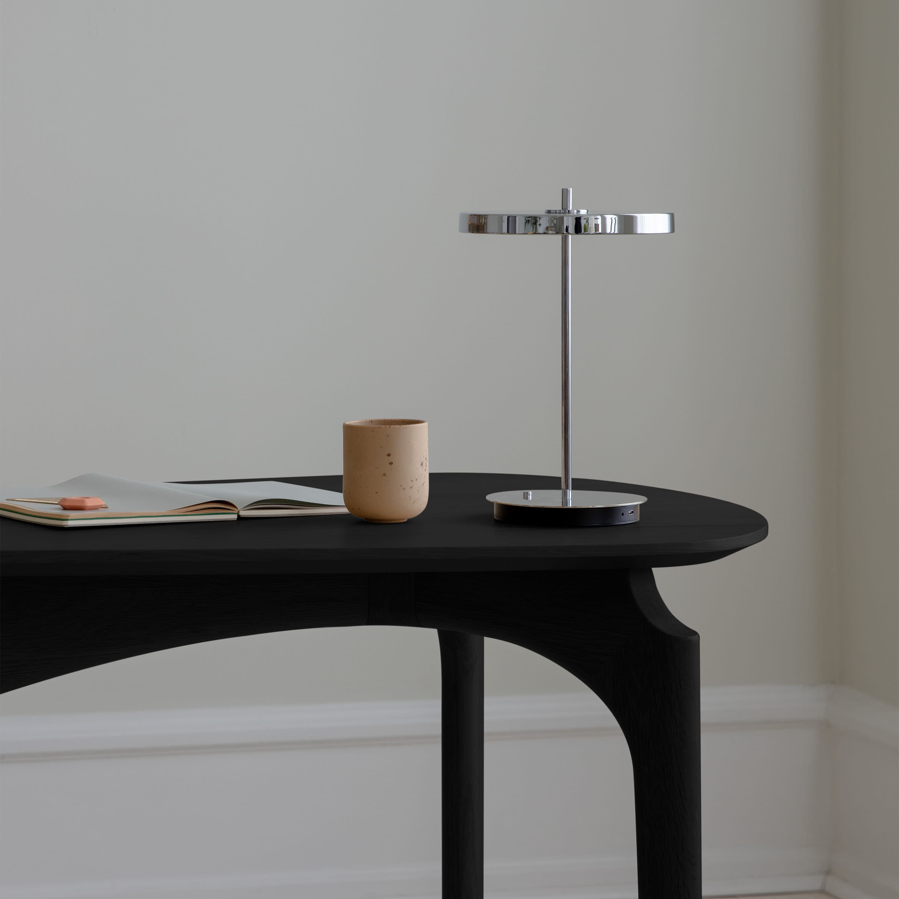 Asteria Move Monochrome Portabel Bordslampa Steel