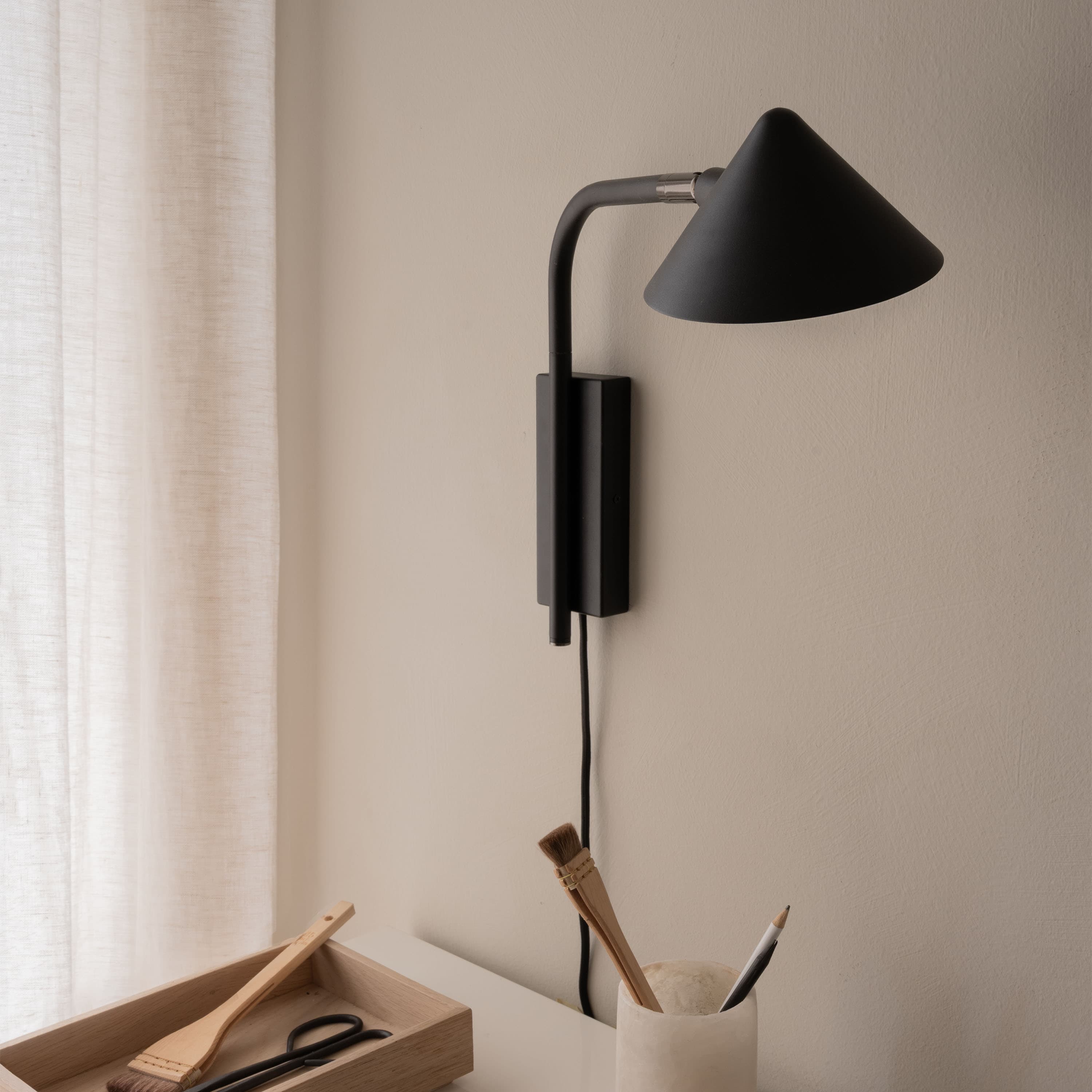 Kuro Wandleuchte Schwarz 32cm