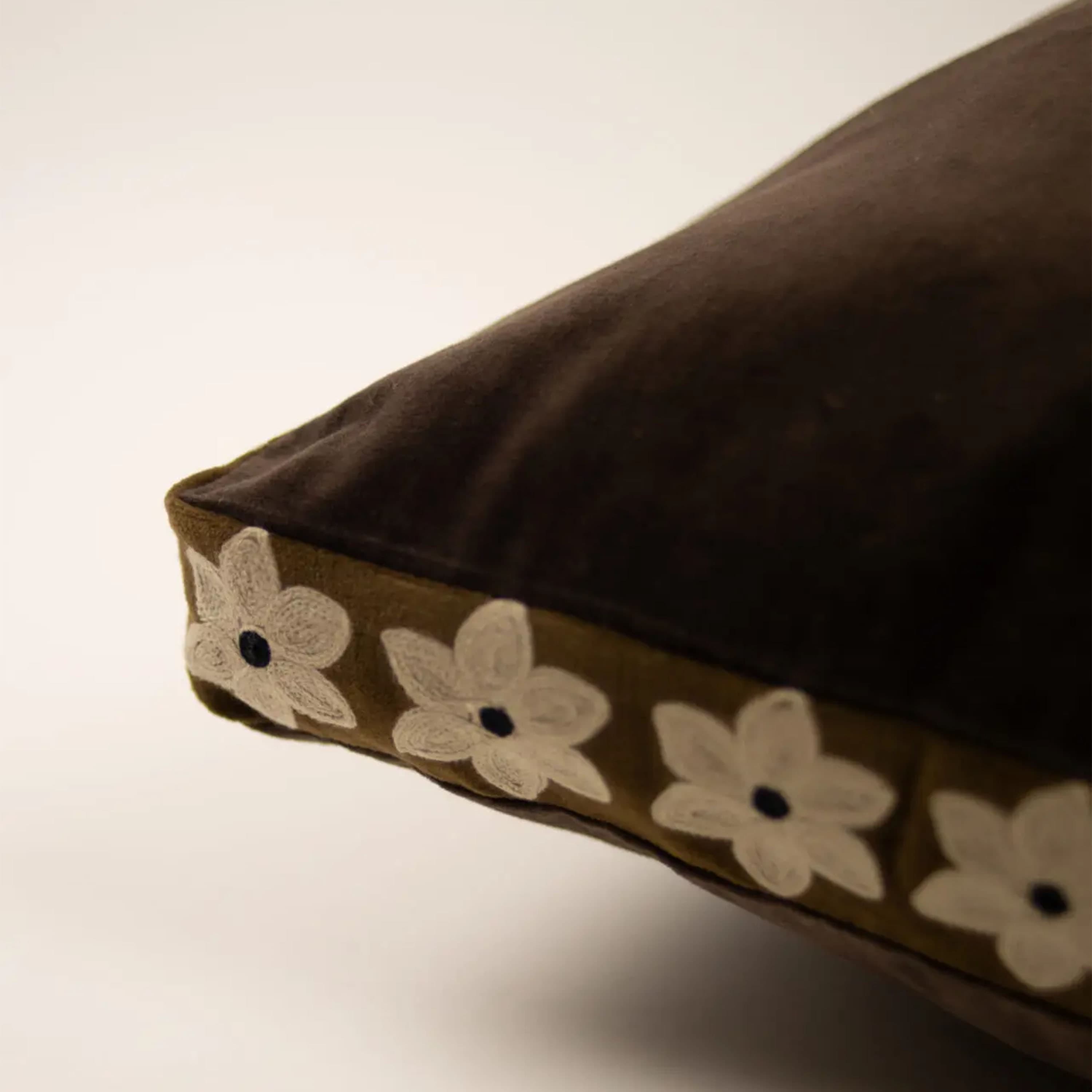 Daisy Kuddfodral Kaffe 60x60