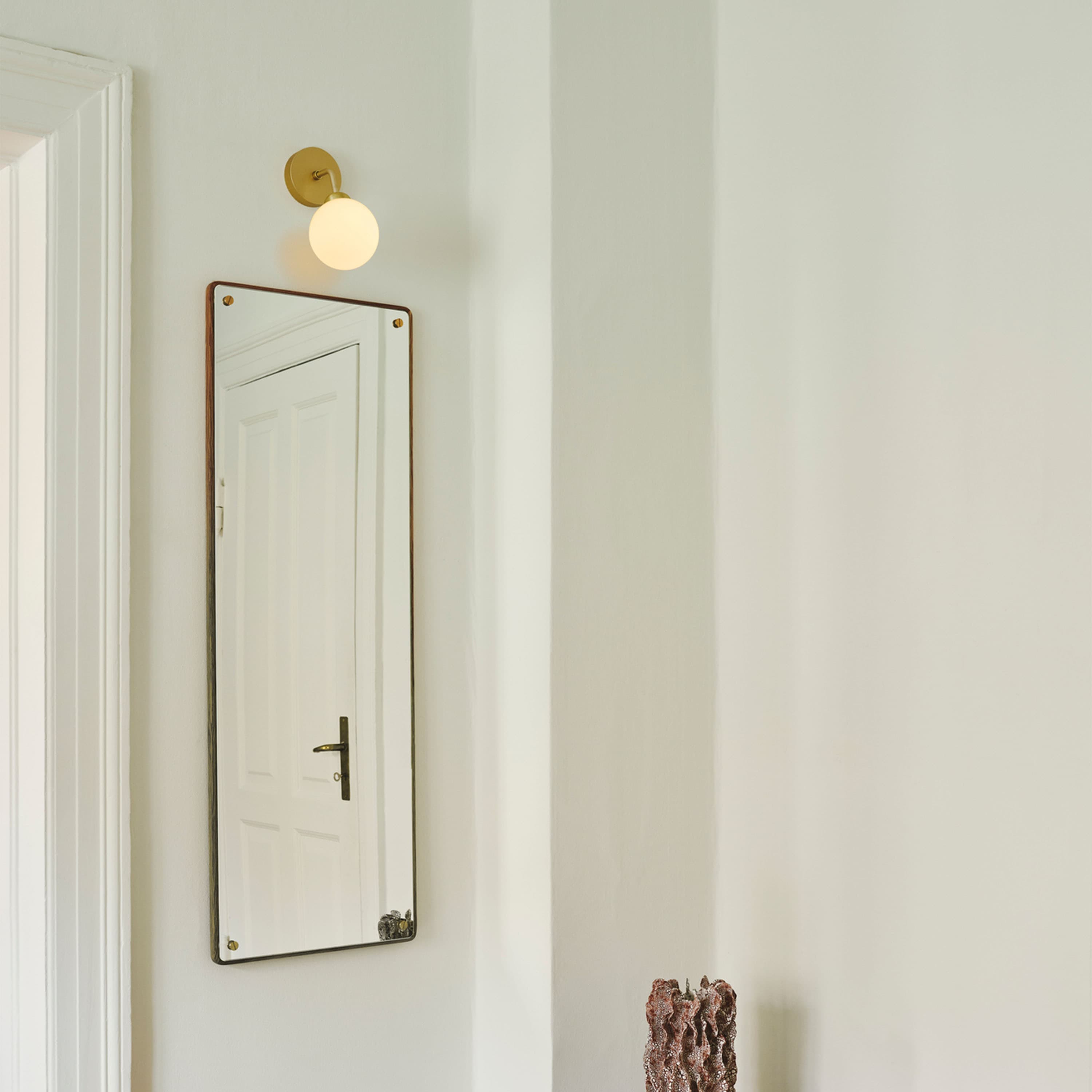 Apiales wall lamp Brushed Brass/Opal