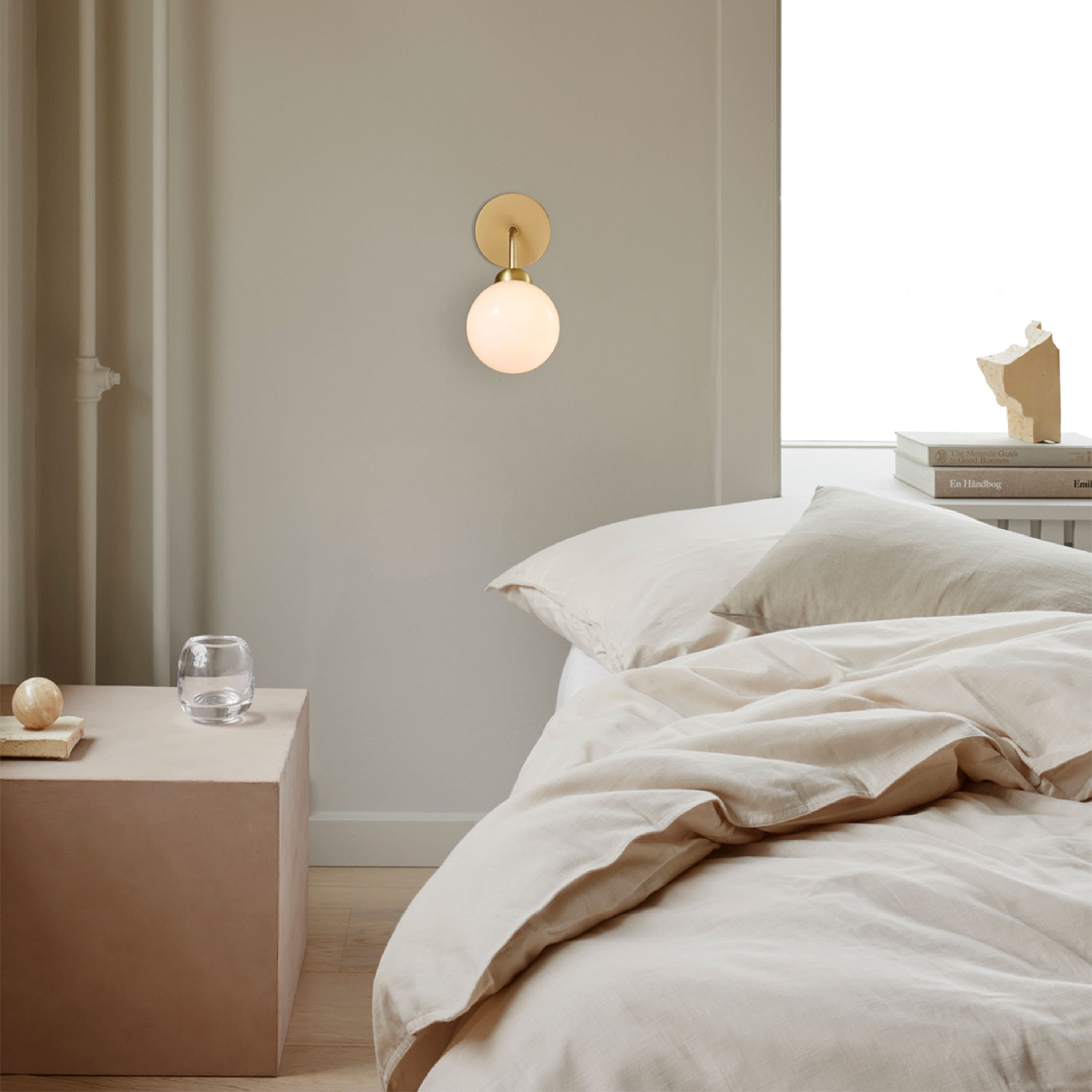 Apiales wall lamp Brushed Brass/Opal