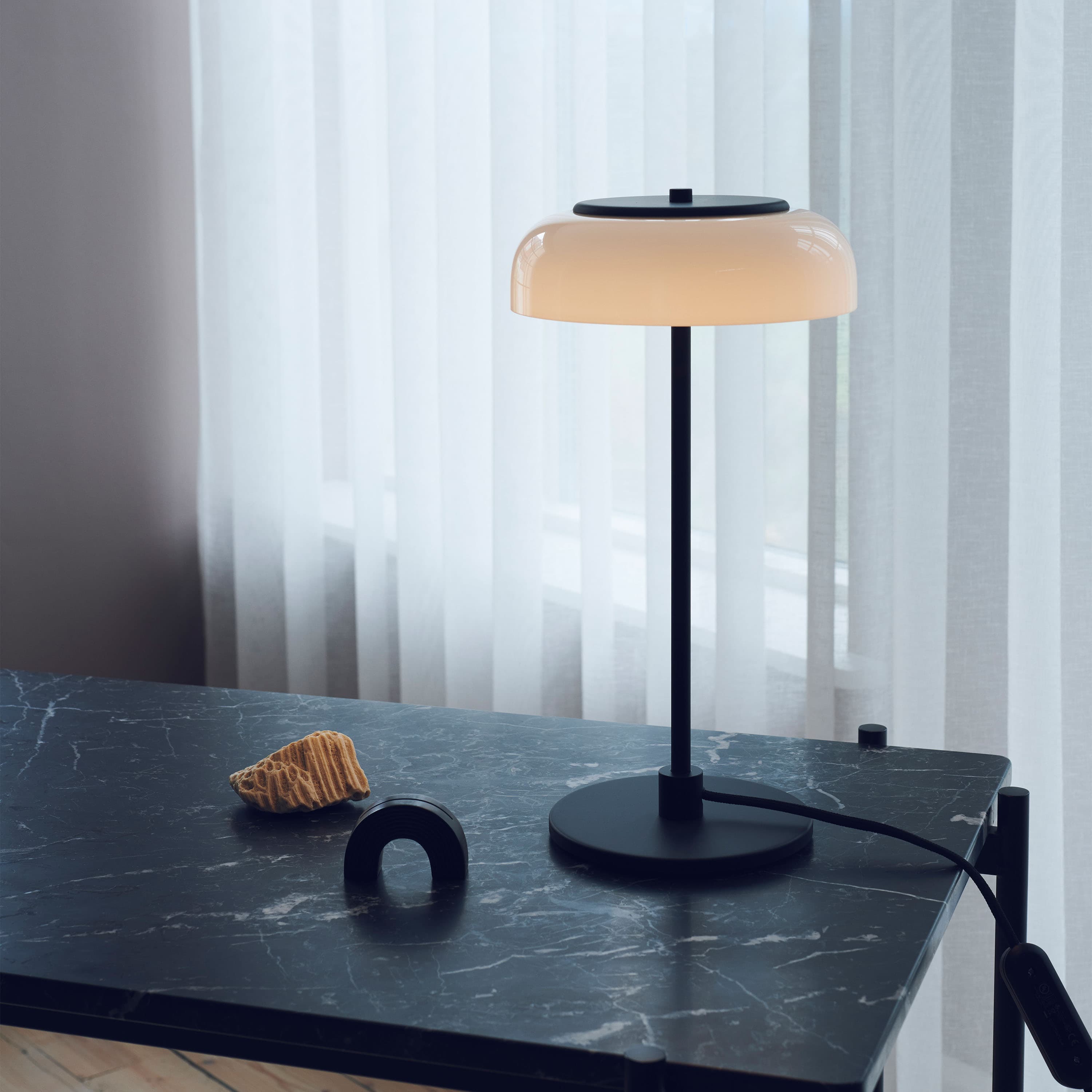 Blossi table lamp Black/Opal Small