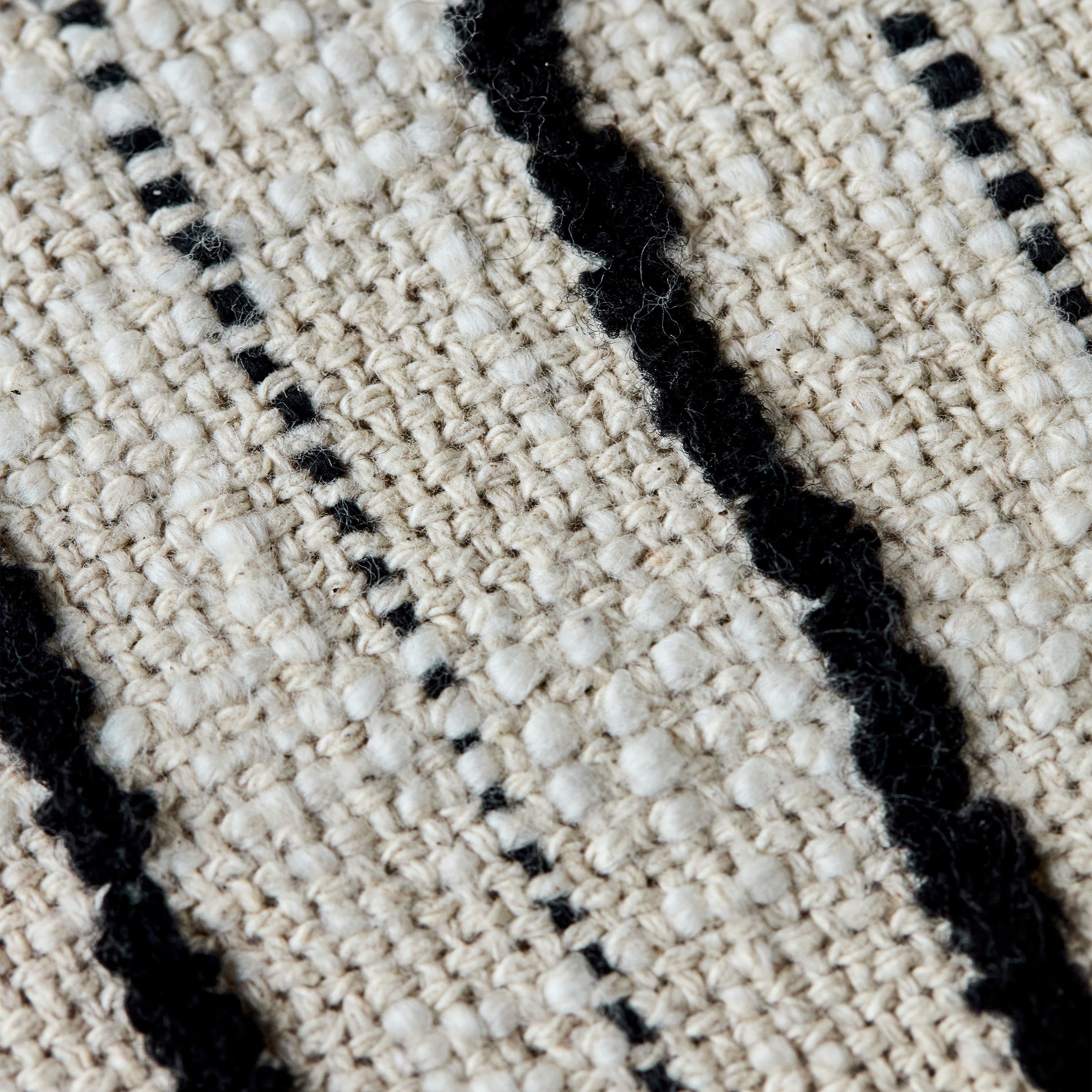 Lines Kuddfodral Black/Off-white 50x50