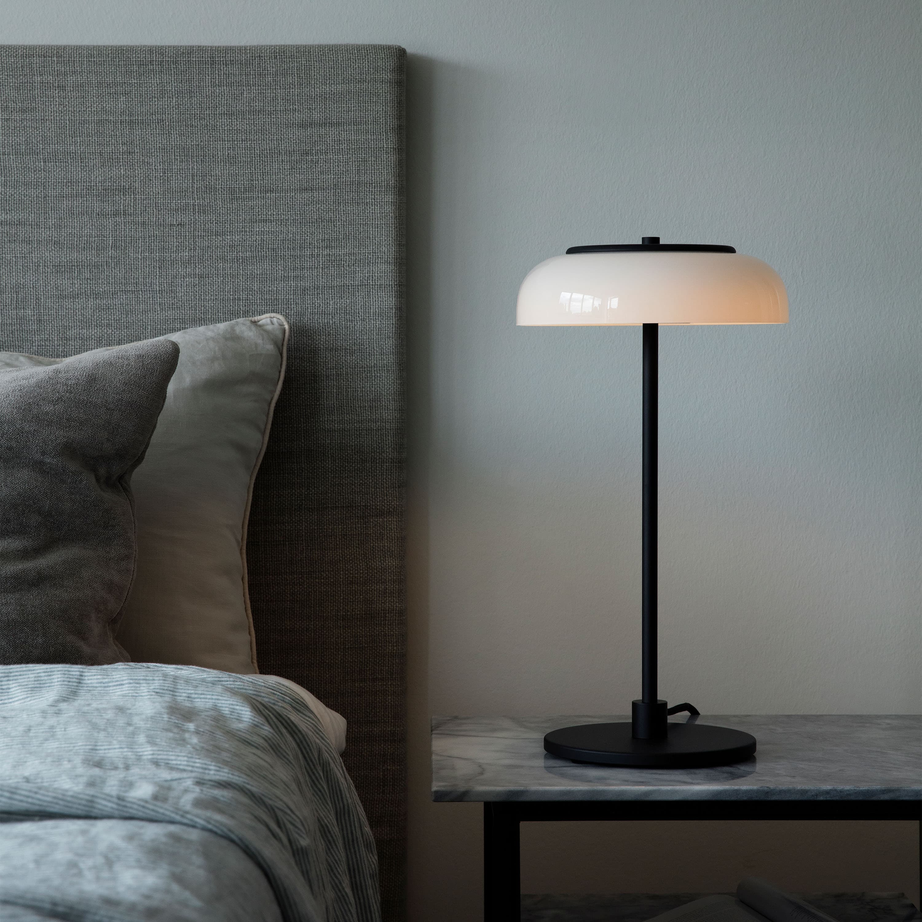 Blossi table lamp Black/Opal Small
