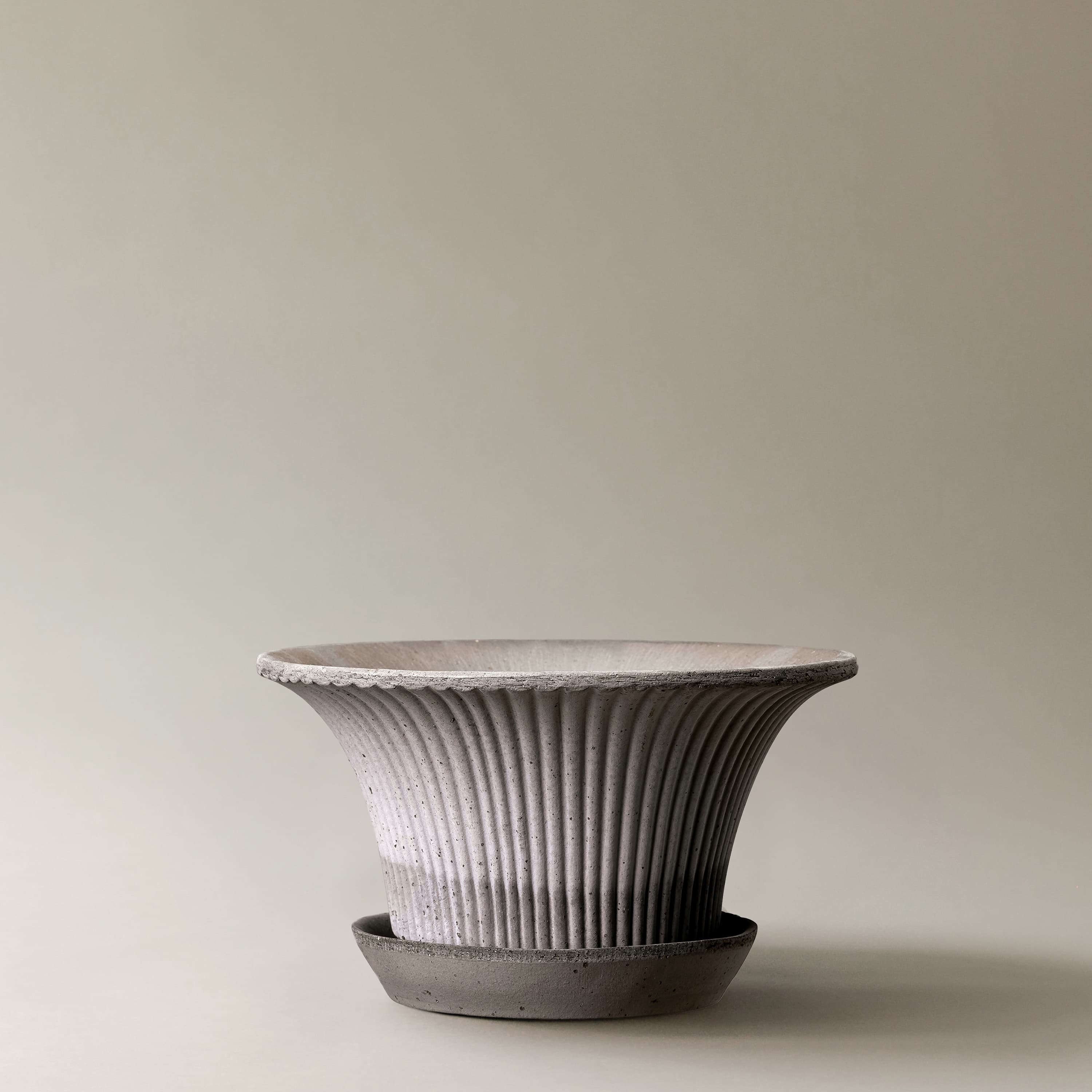 Daisy Topf mit Untersetzer Raw Grey Terrakotta Ø25