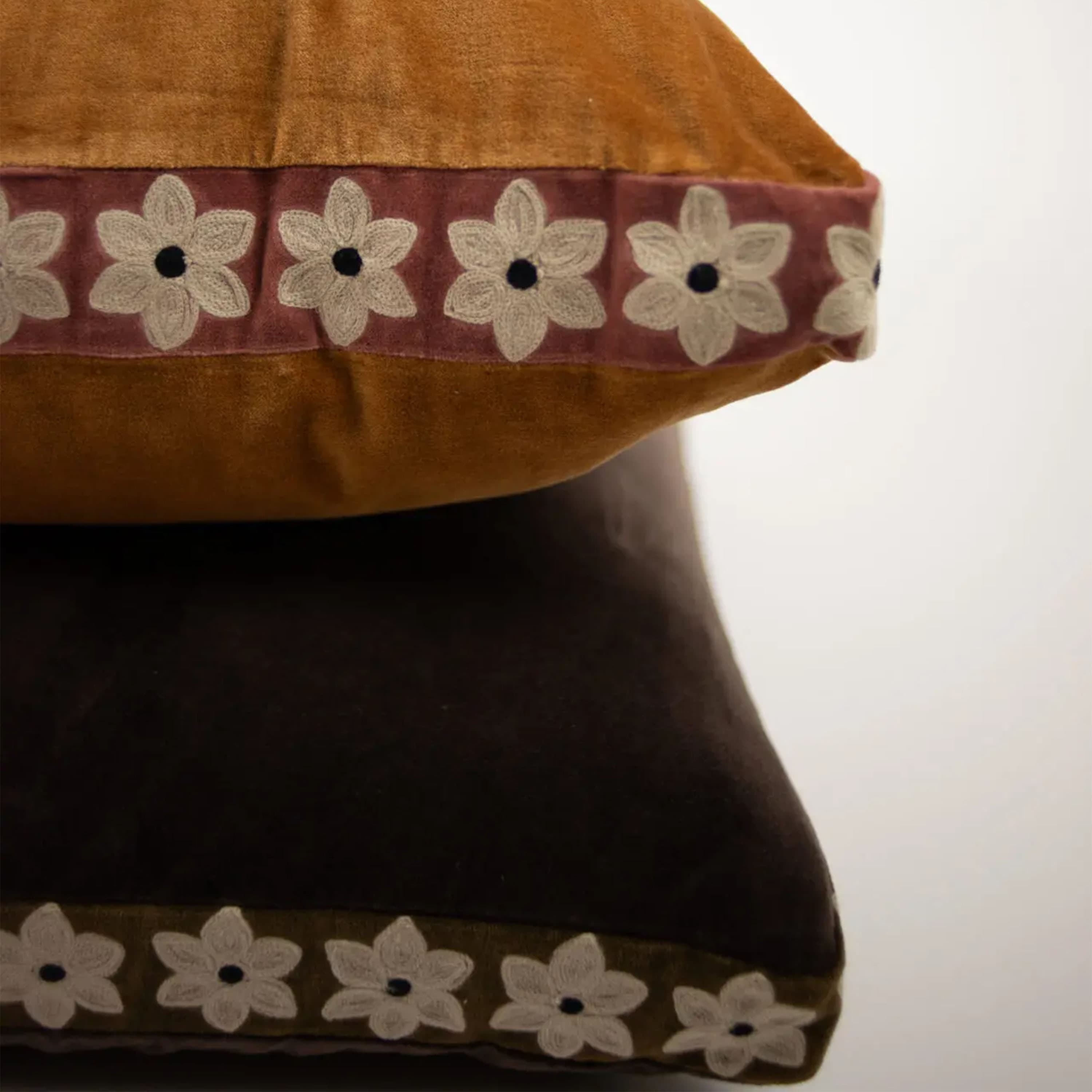 Daisy Kuddfodral Kaffe 60x60