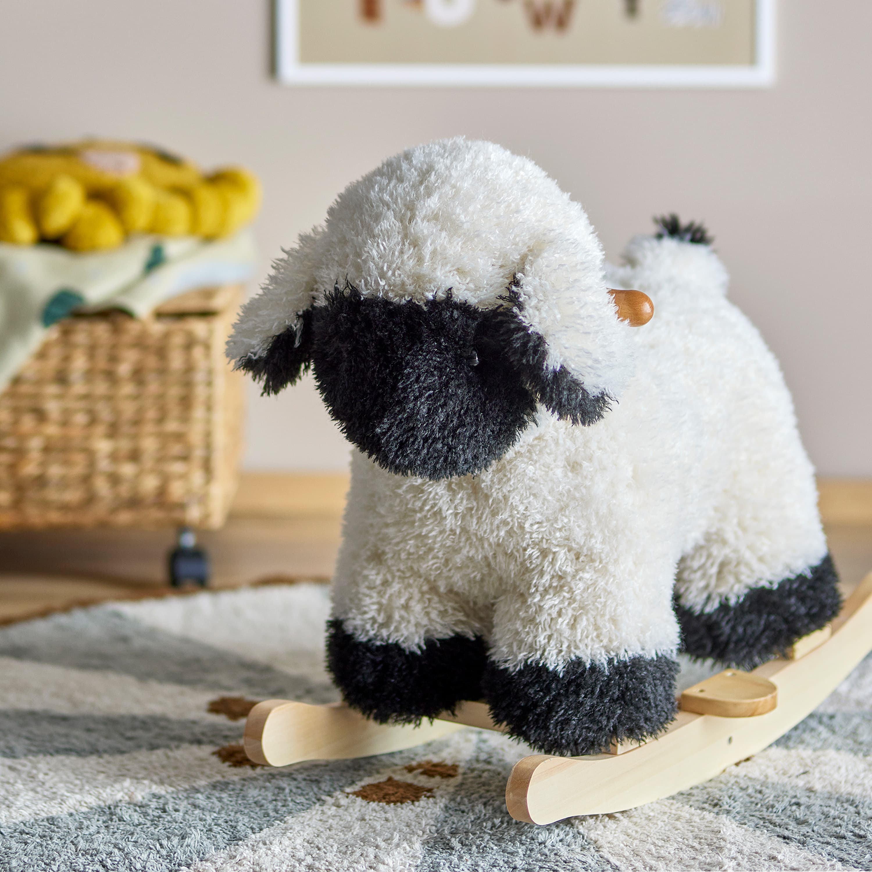 Dolly Får Schaukelpferd Weiß