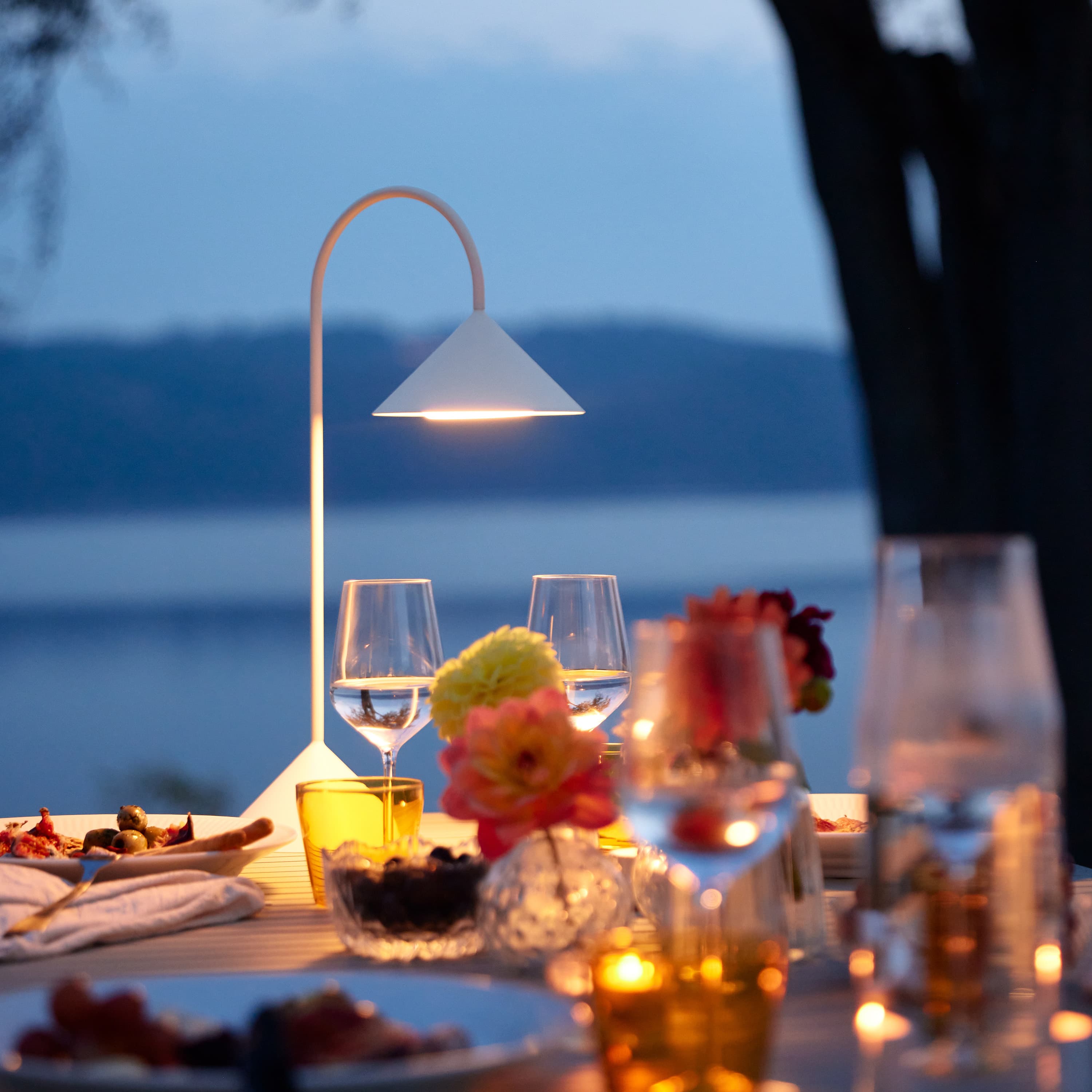 Grasp Tragbare Tischlampe Matt White 47cm