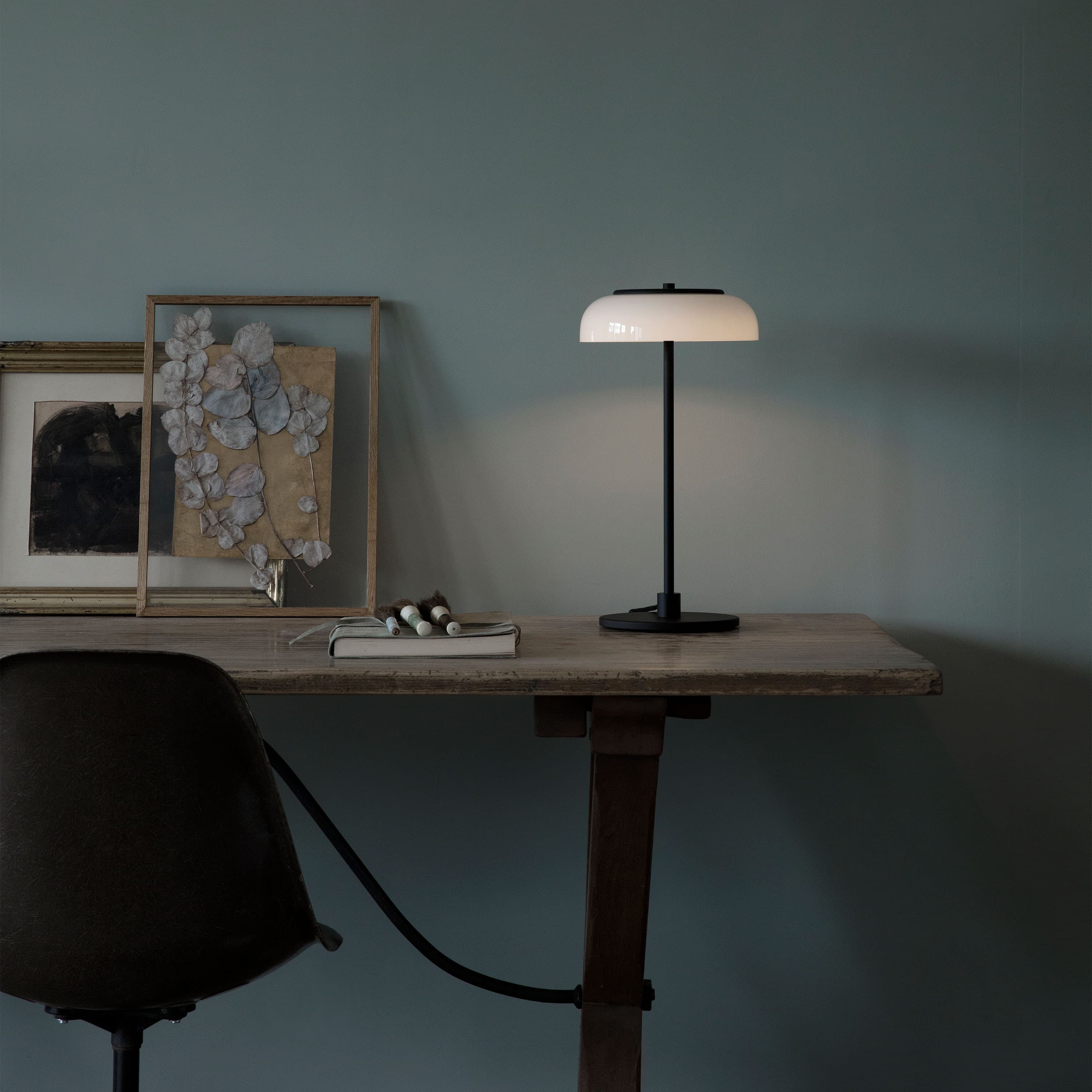Blossi table lamp Black/Opal Small