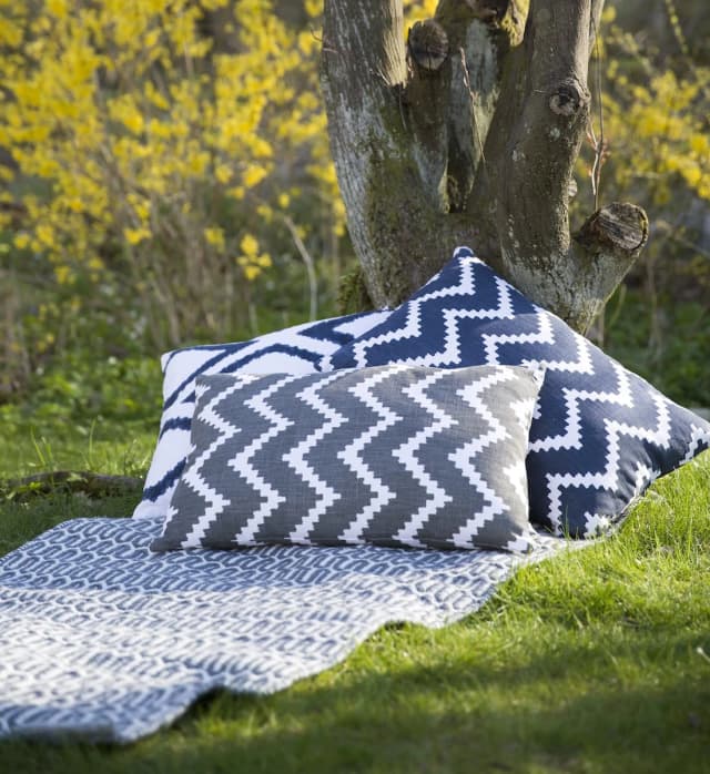 Ikat Sema Outdoor Zierkissen Blau/Weiß 40x60