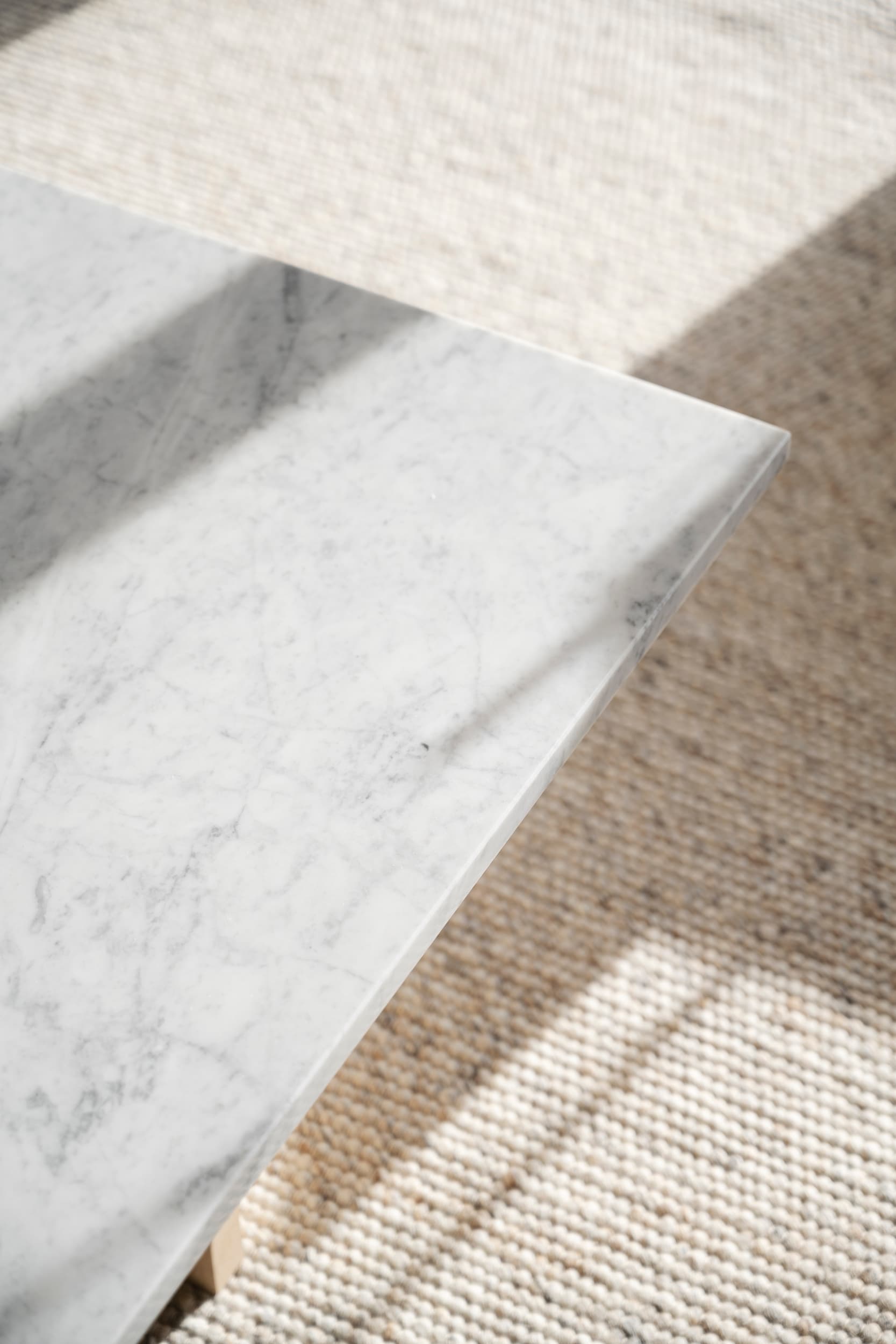 Brooksville Couchtisch Weißer Marmor/Weiß pigmentiert 90x90