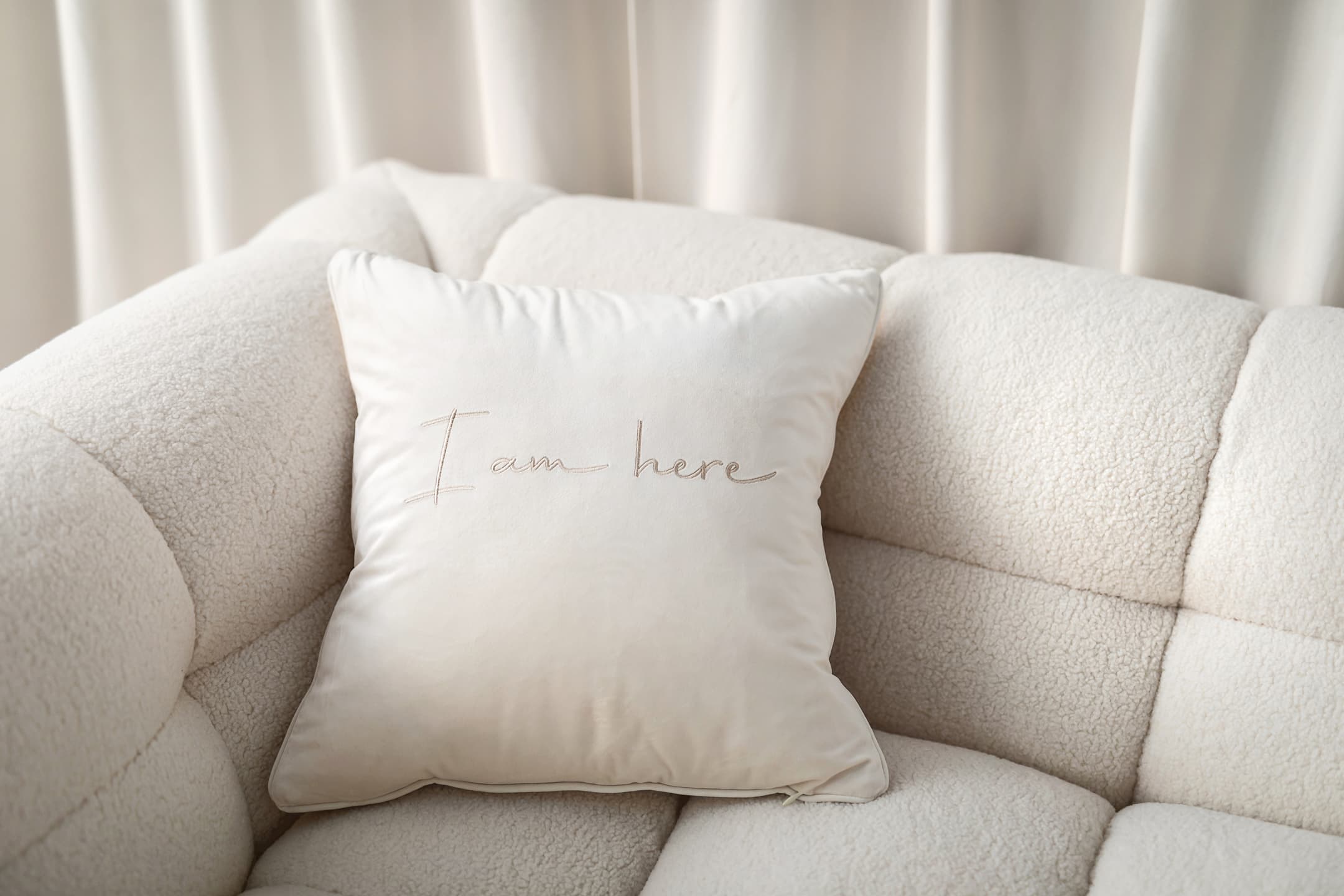 I am here Kuddfodral Offwhite