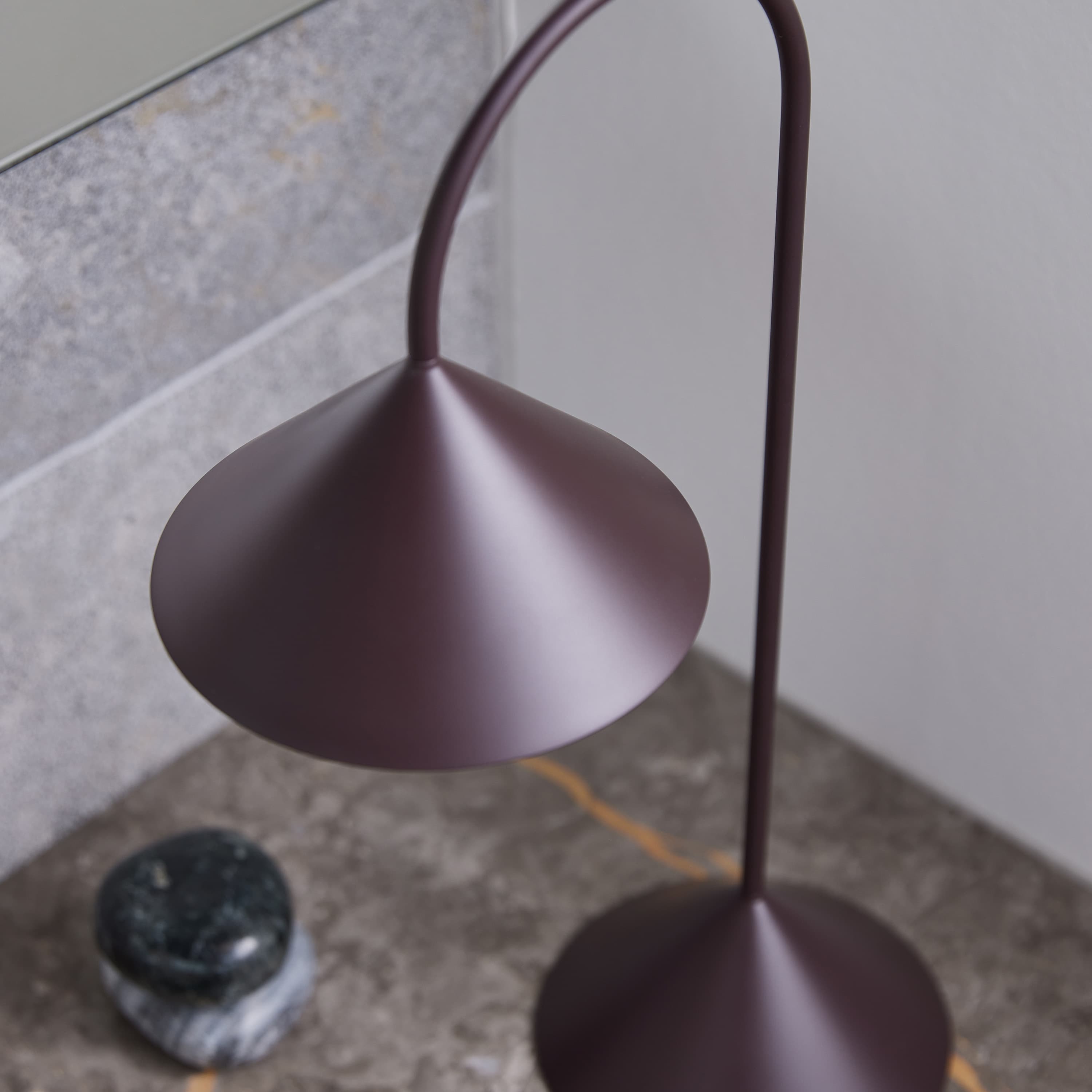 Grasp Tragbare Tischlampe Matt Beetroot 47cm