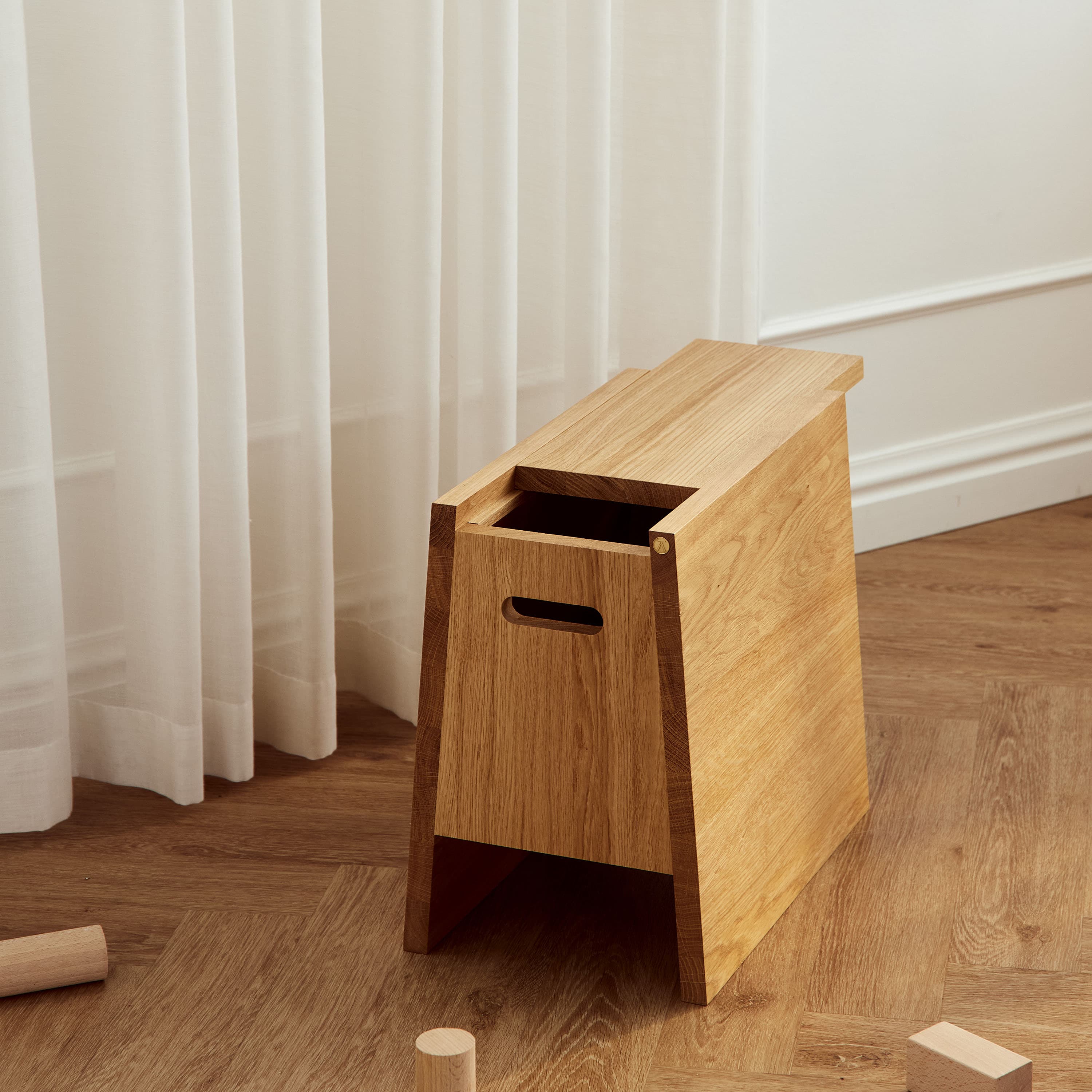 Plinth Hocker Oak