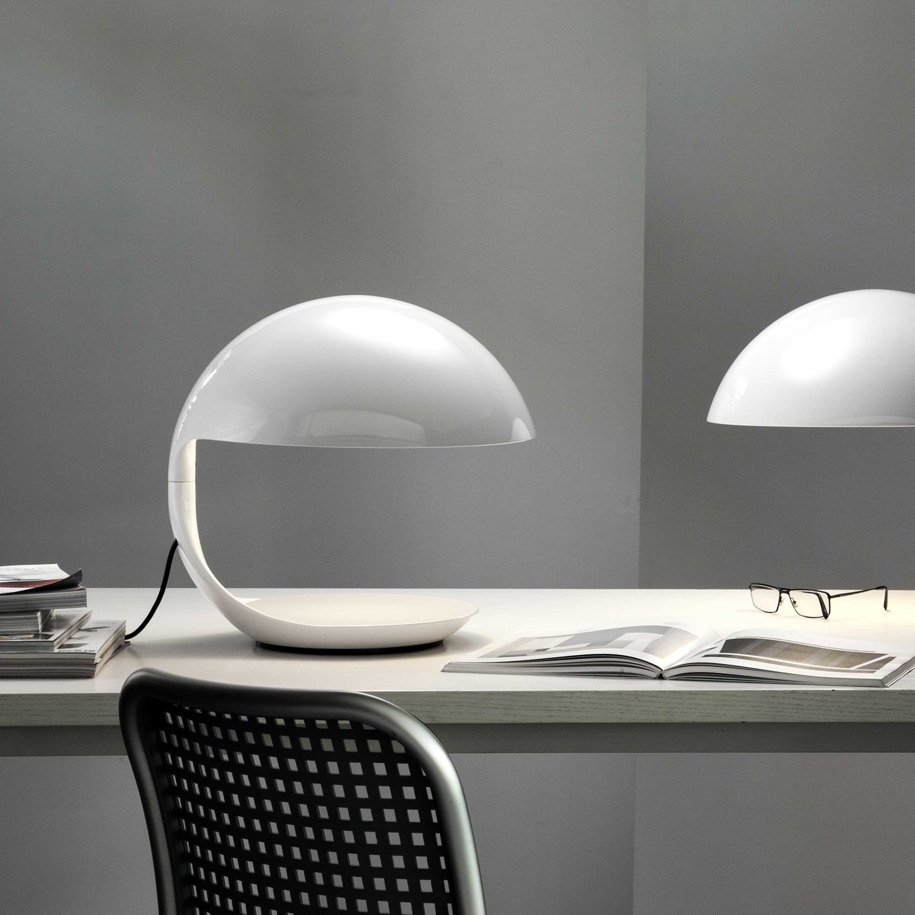 Cobra Tischlampe Weiß