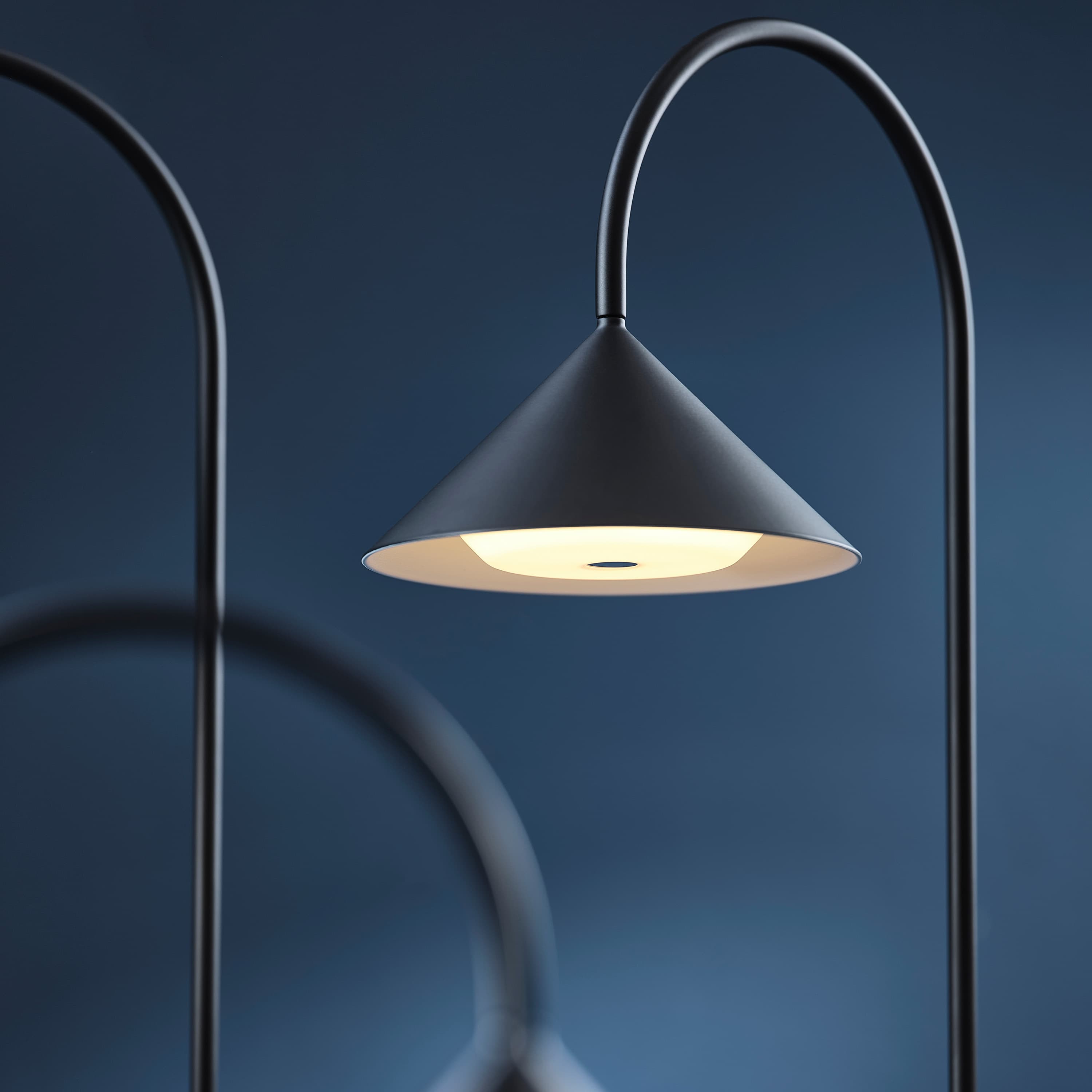 Grasp Tragbare Tischlampe Matt Black 72cm