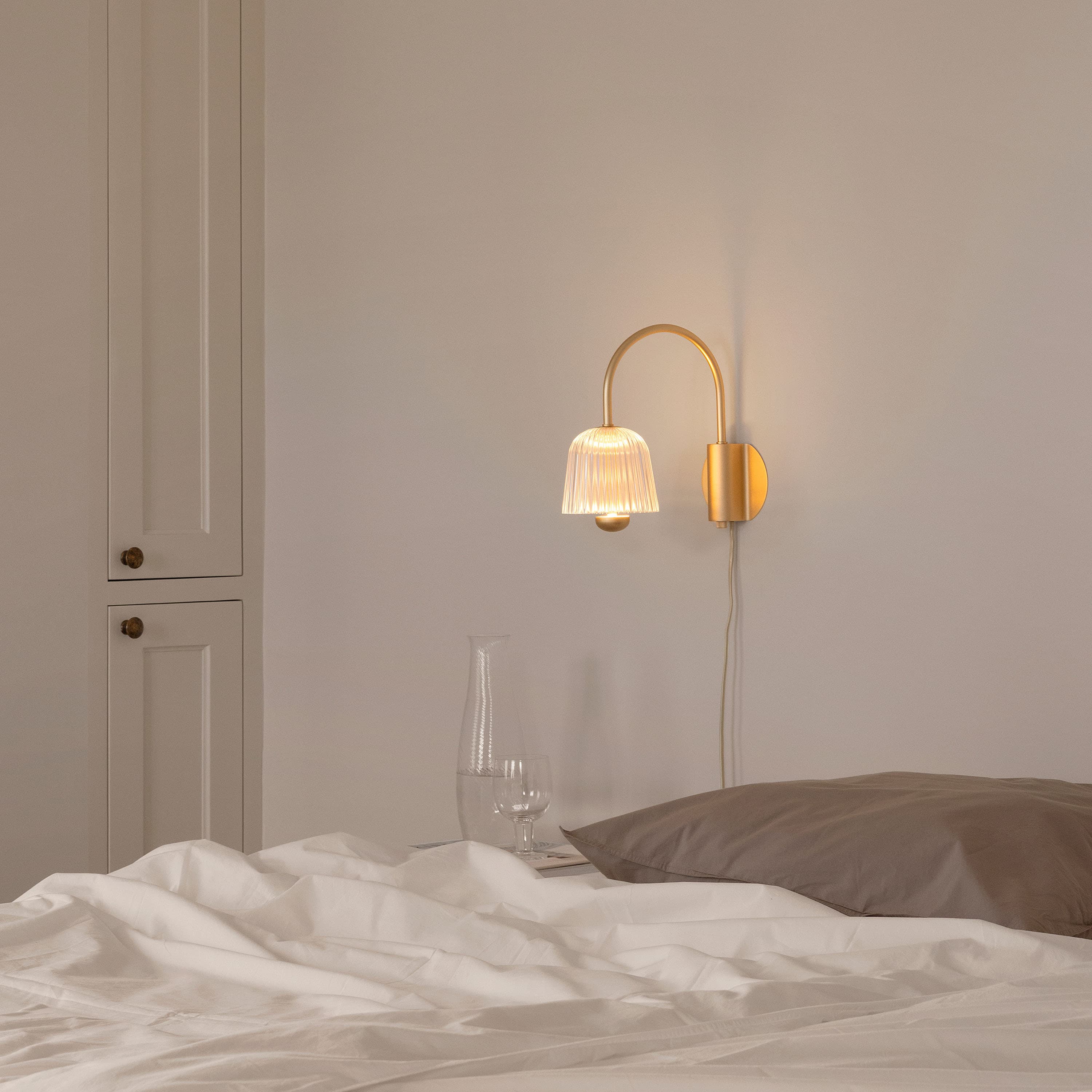 Asteea Wall Lamp Satin Brass/Ripple Clear