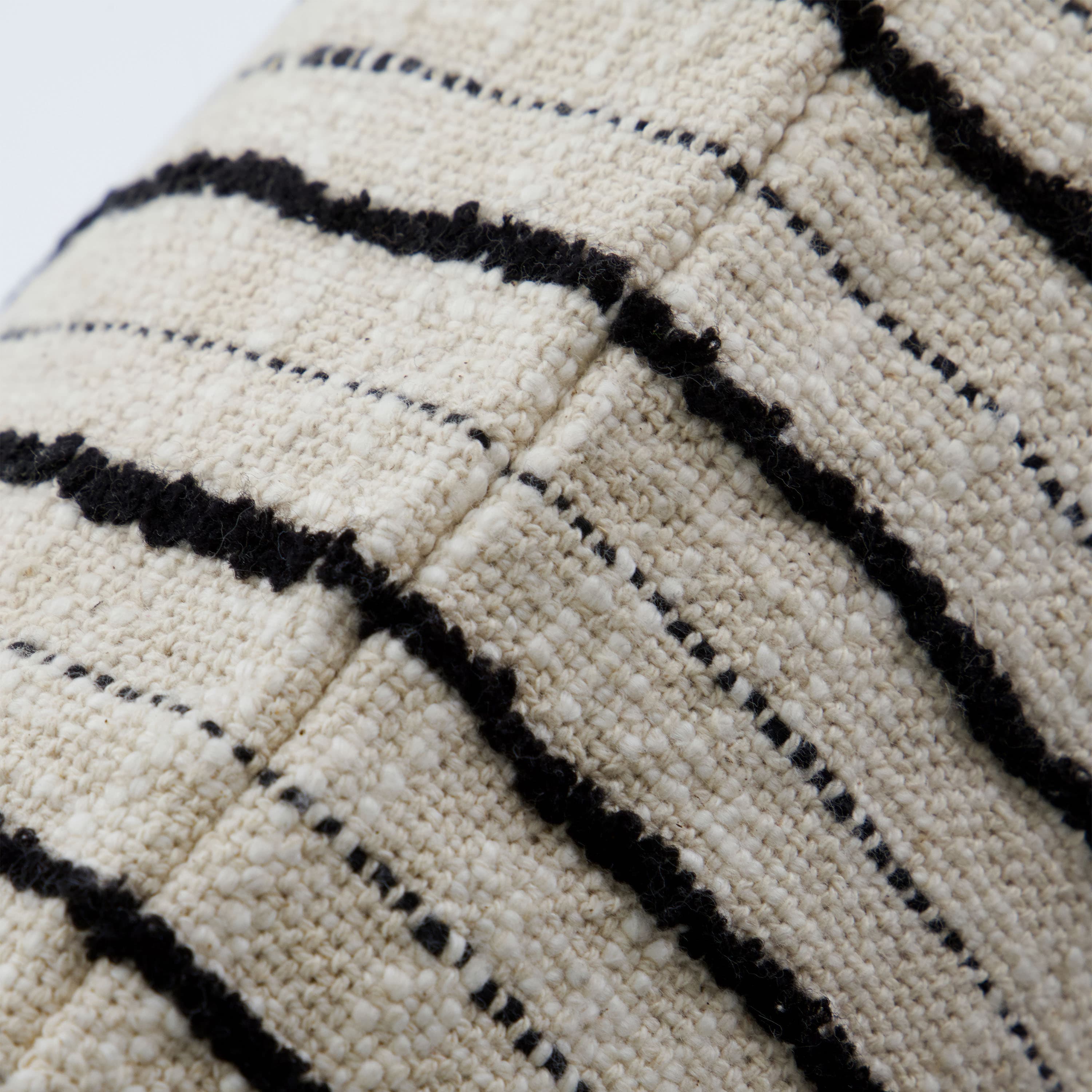 Lines Kuddfodral Black/Off-white 50x50