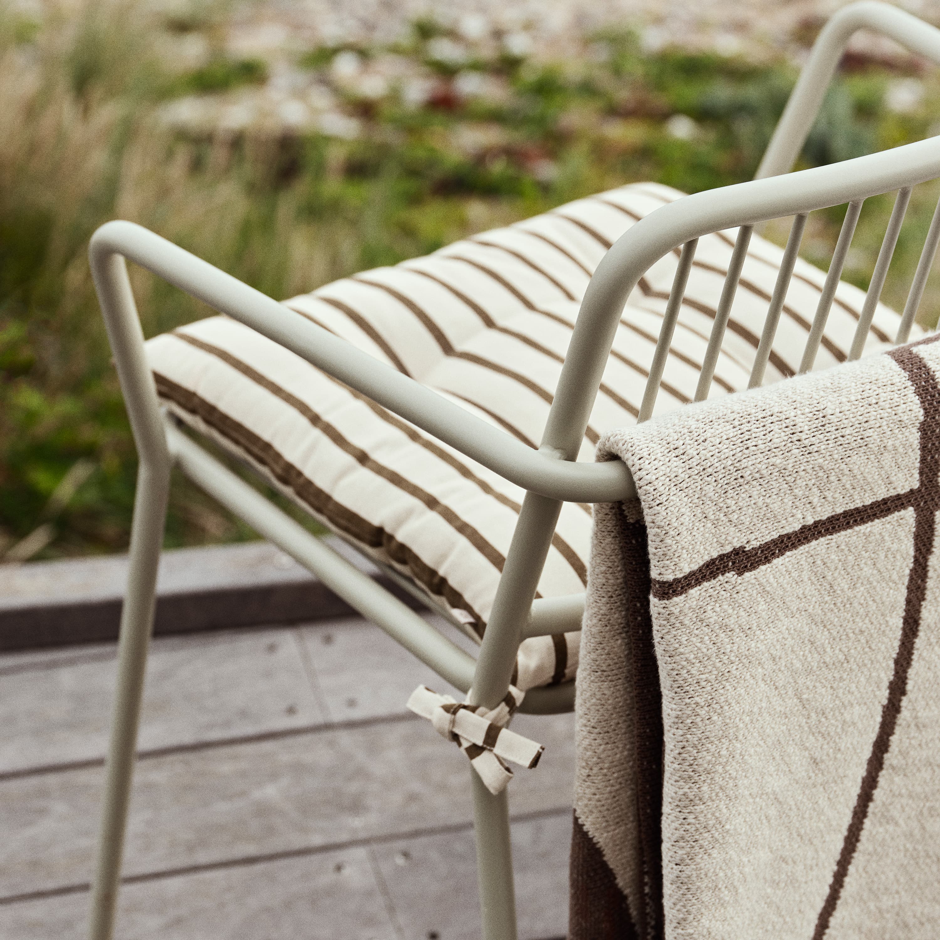 Eden Karmstuhl Beige Grau