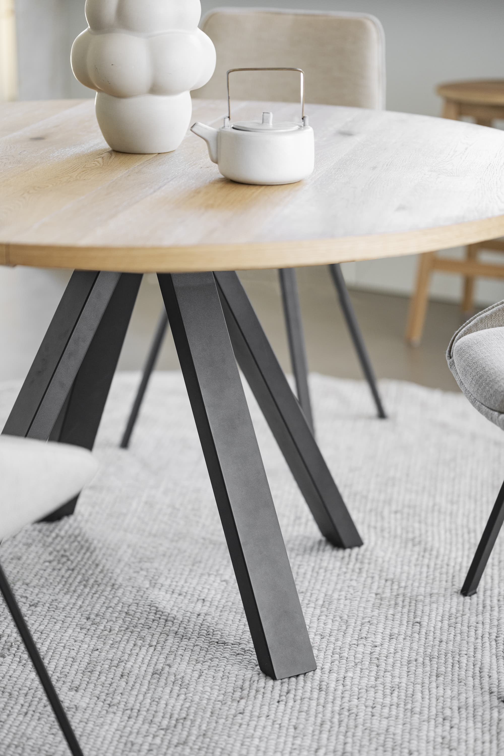 Maddock Dining Table Oak/Black Ø135